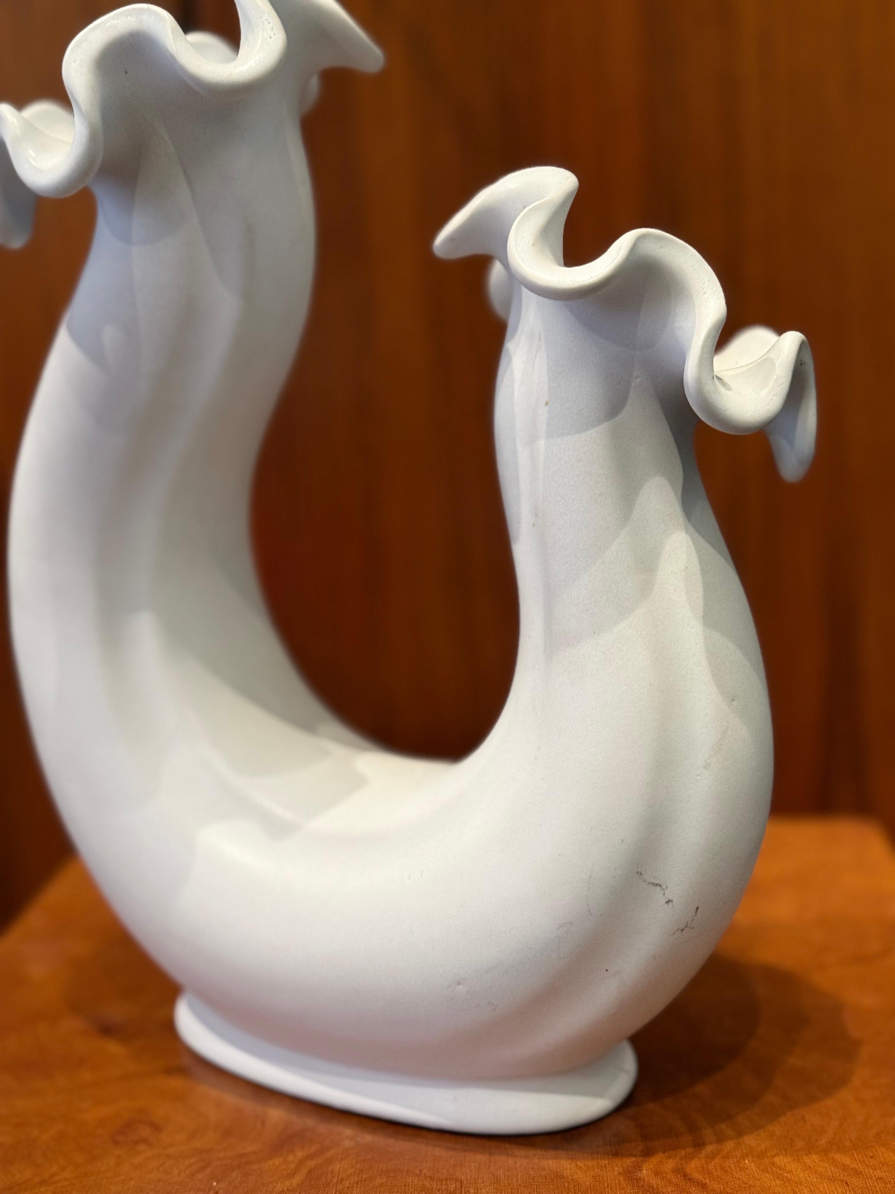 Svedese Vaso scultoreo VÅGA bianco di Wilhelm Kage per Gustavsberg, Svezia, anni '40 in vendita