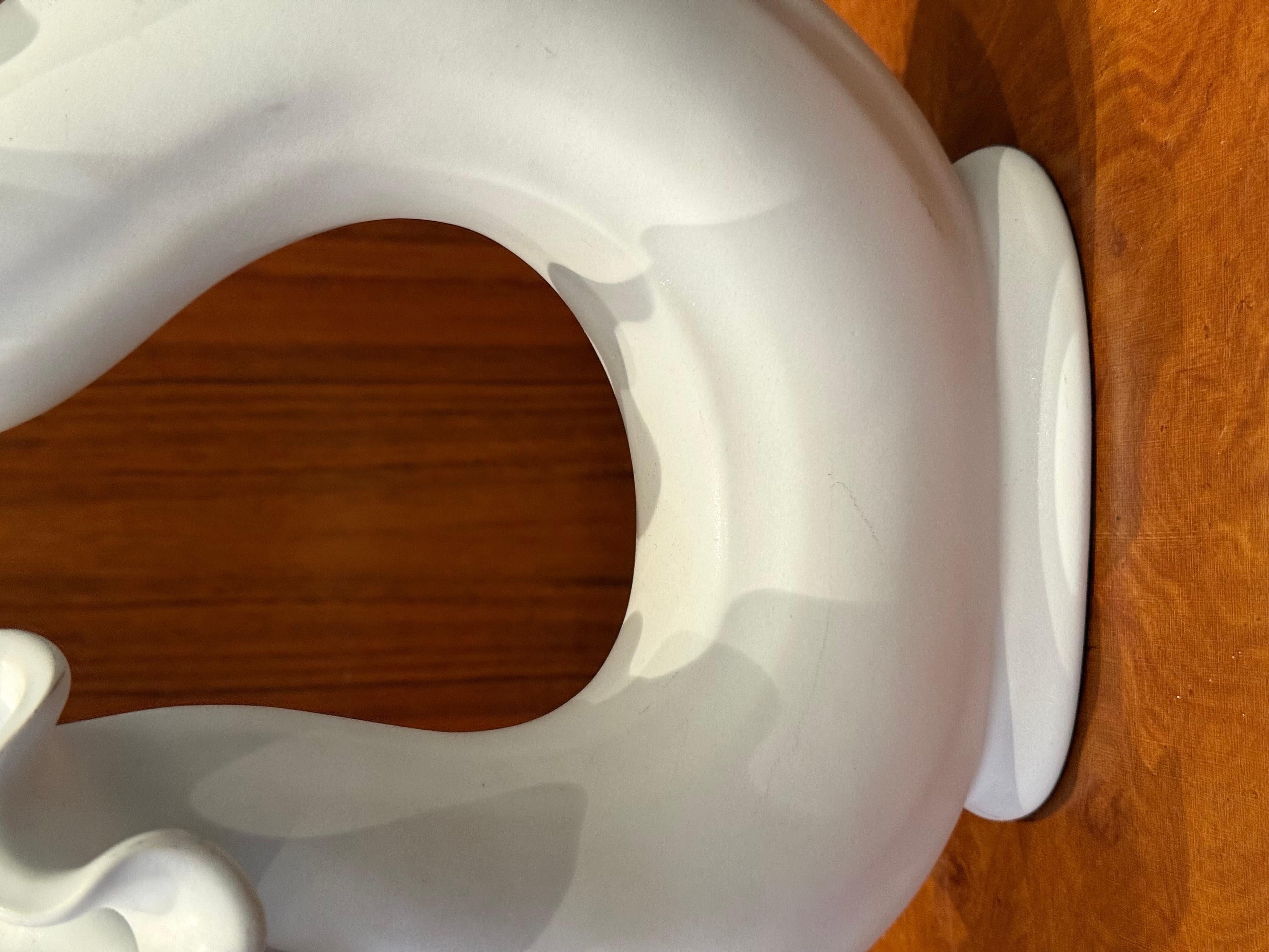 Smaltato Vaso scultoreo VÅGA bianco di Wilhelm Kage per Gustavsberg, Svezia, anni '40 in vendita