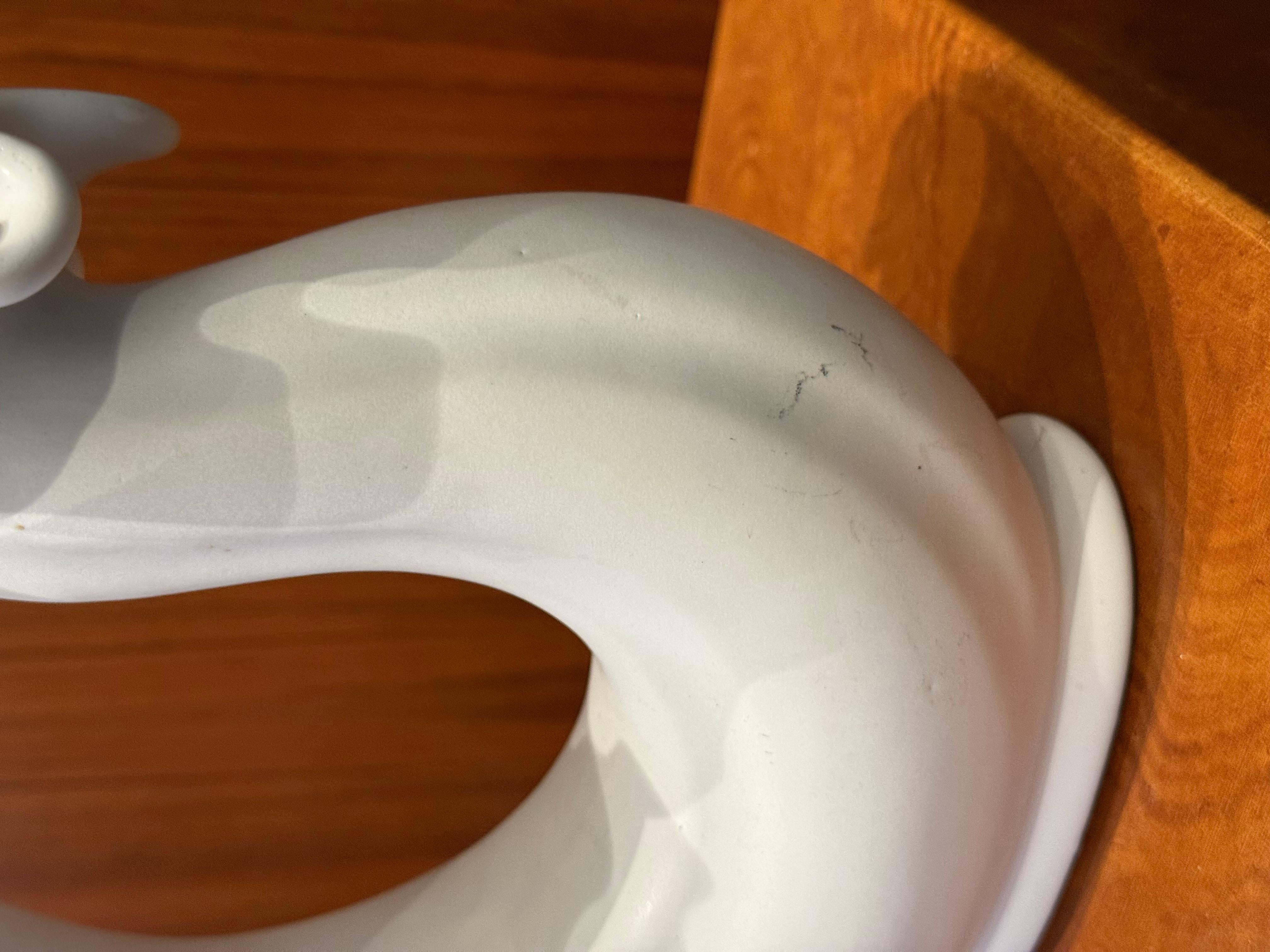 Vaso scultoreo VÅGA bianco di Wilhelm Kage per Gustavsberg, Svezia, anni '40 In condizioni buone in vendita a Bromma, SE