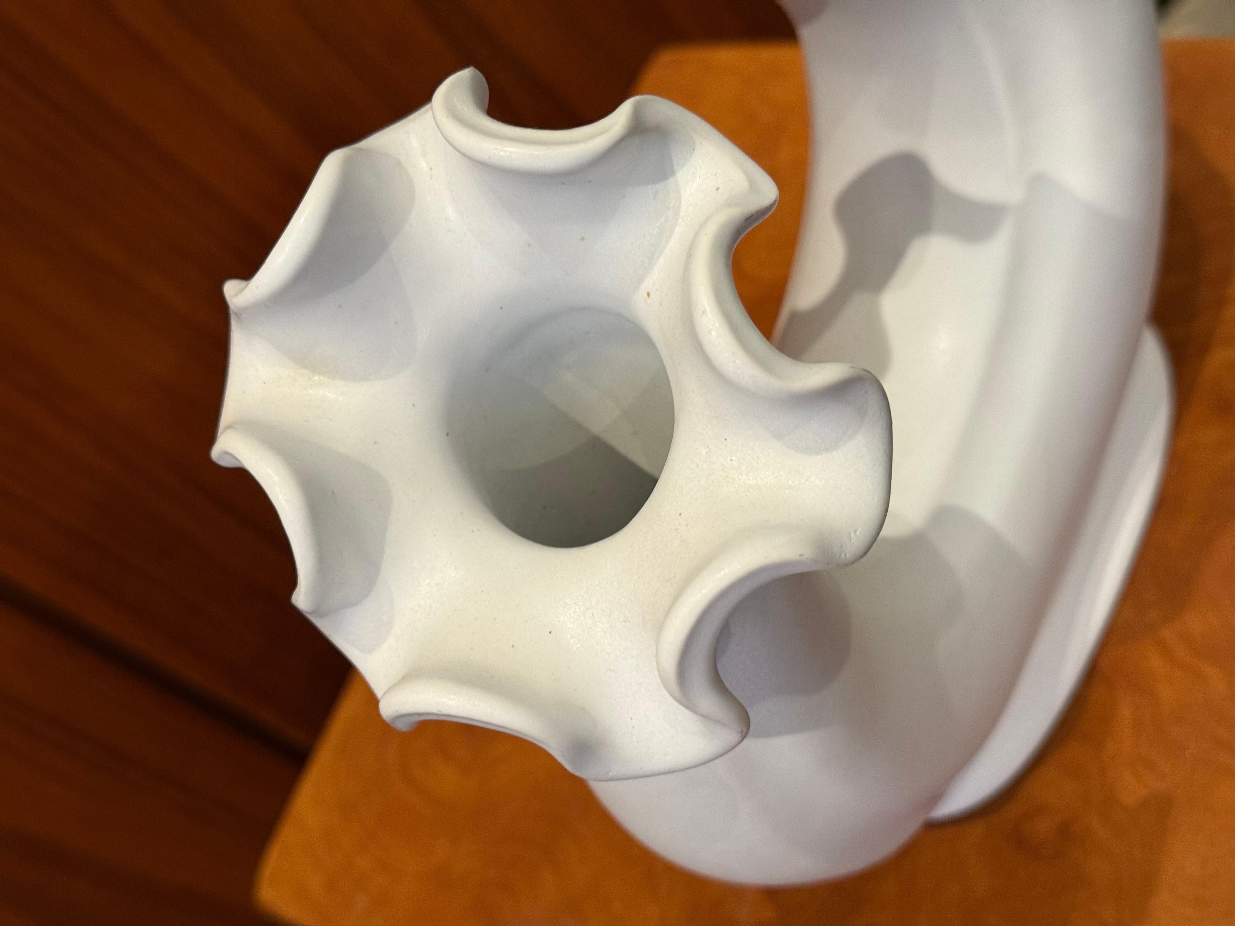 Metà XX secolo Vaso scultoreo VÅGA bianco di Wilhelm Kage per Gustavsberg, Svezia, anni '40 in vendita