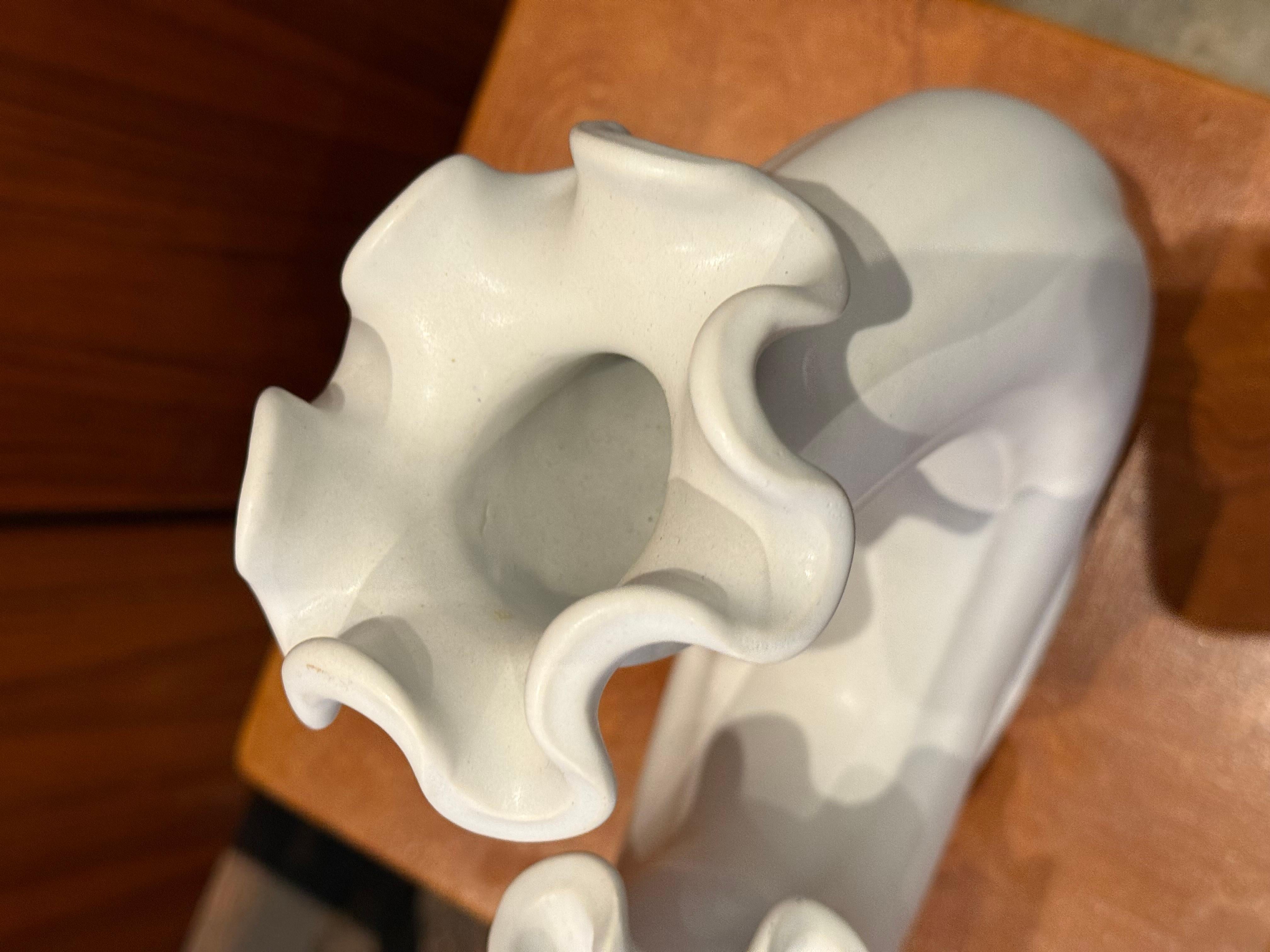 Ceramica Vaso scultoreo VÅGA bianco di Wilhelm Kage per Gustavsberg, Svezia, anni '40 in vendita