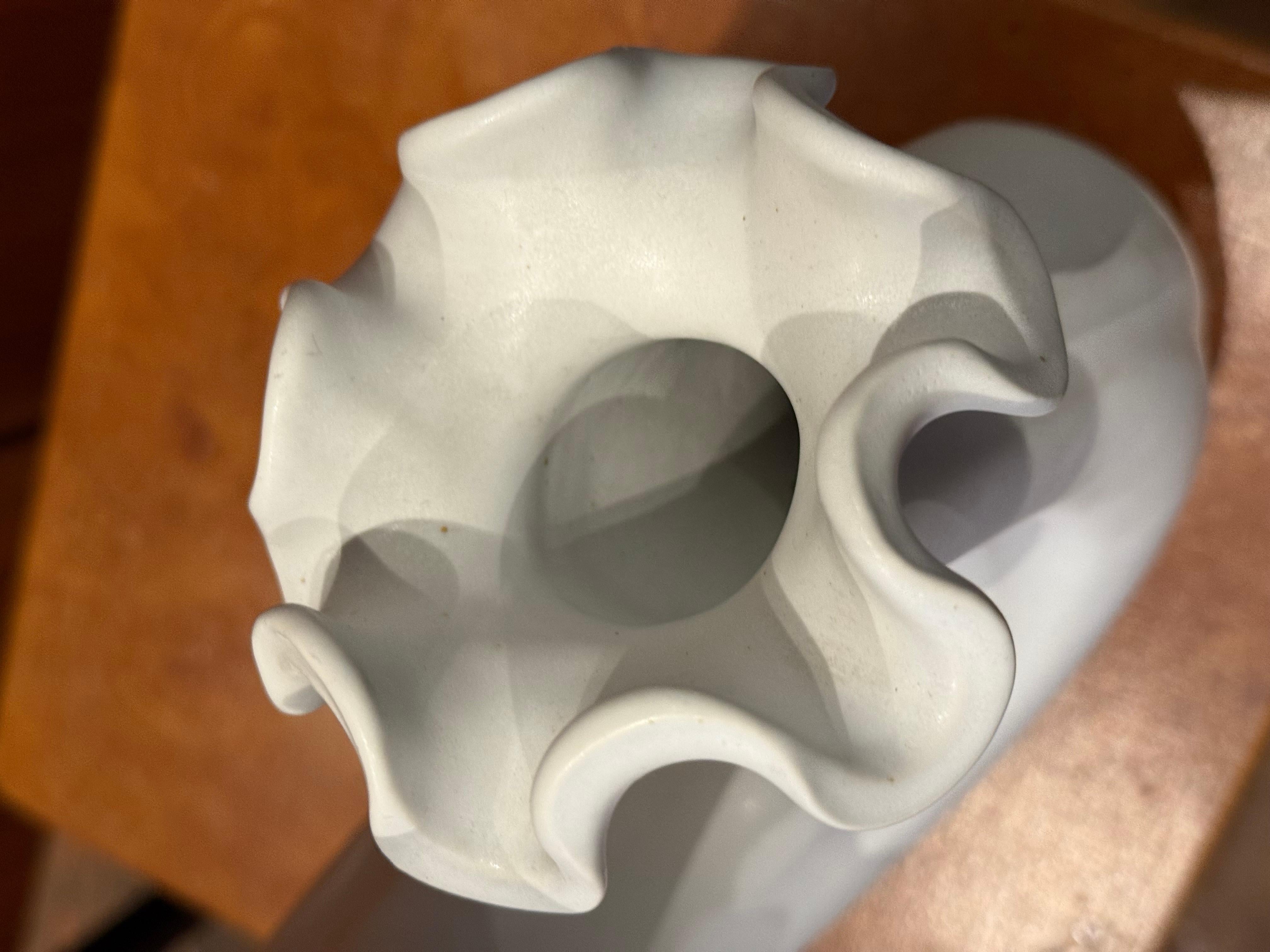 Vaso scultoreo VÅGA bianco di Wilhelm Kage per Gustavsberg, Svezia, anni '40 in vendita 1