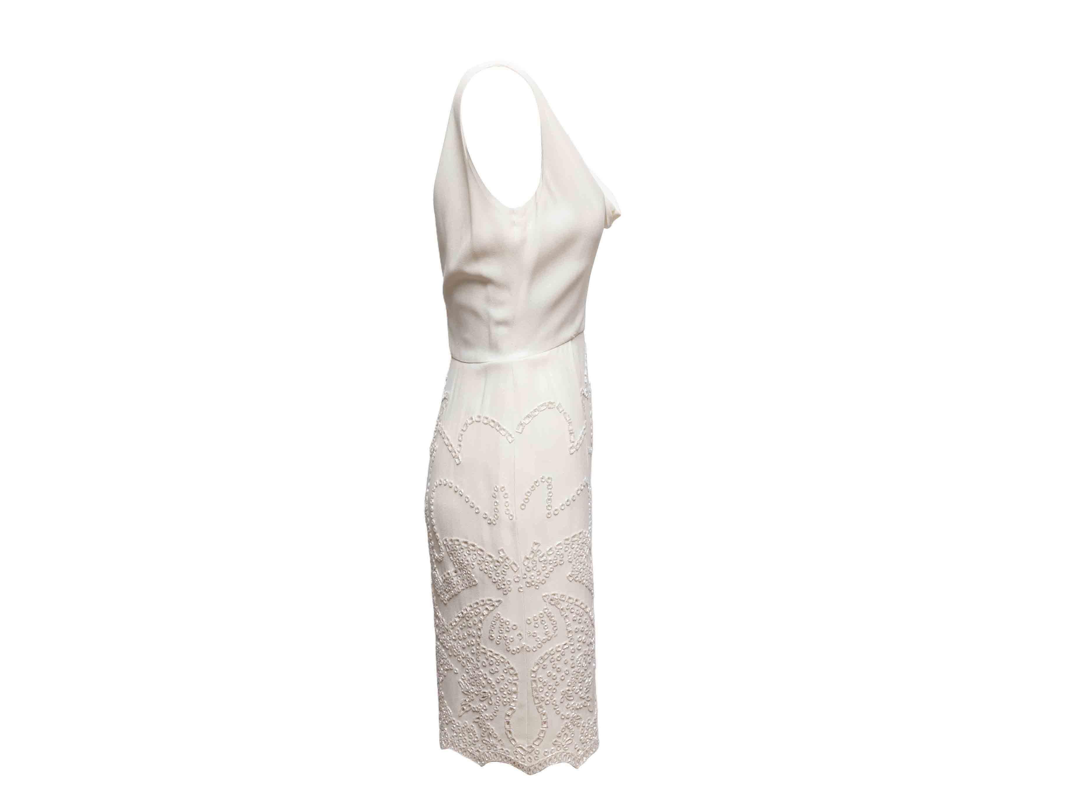 Weißes, mit Perlen besetztes, ärmelloses Kleid von Valentino Boutique. Kuttenausschnitt. 34