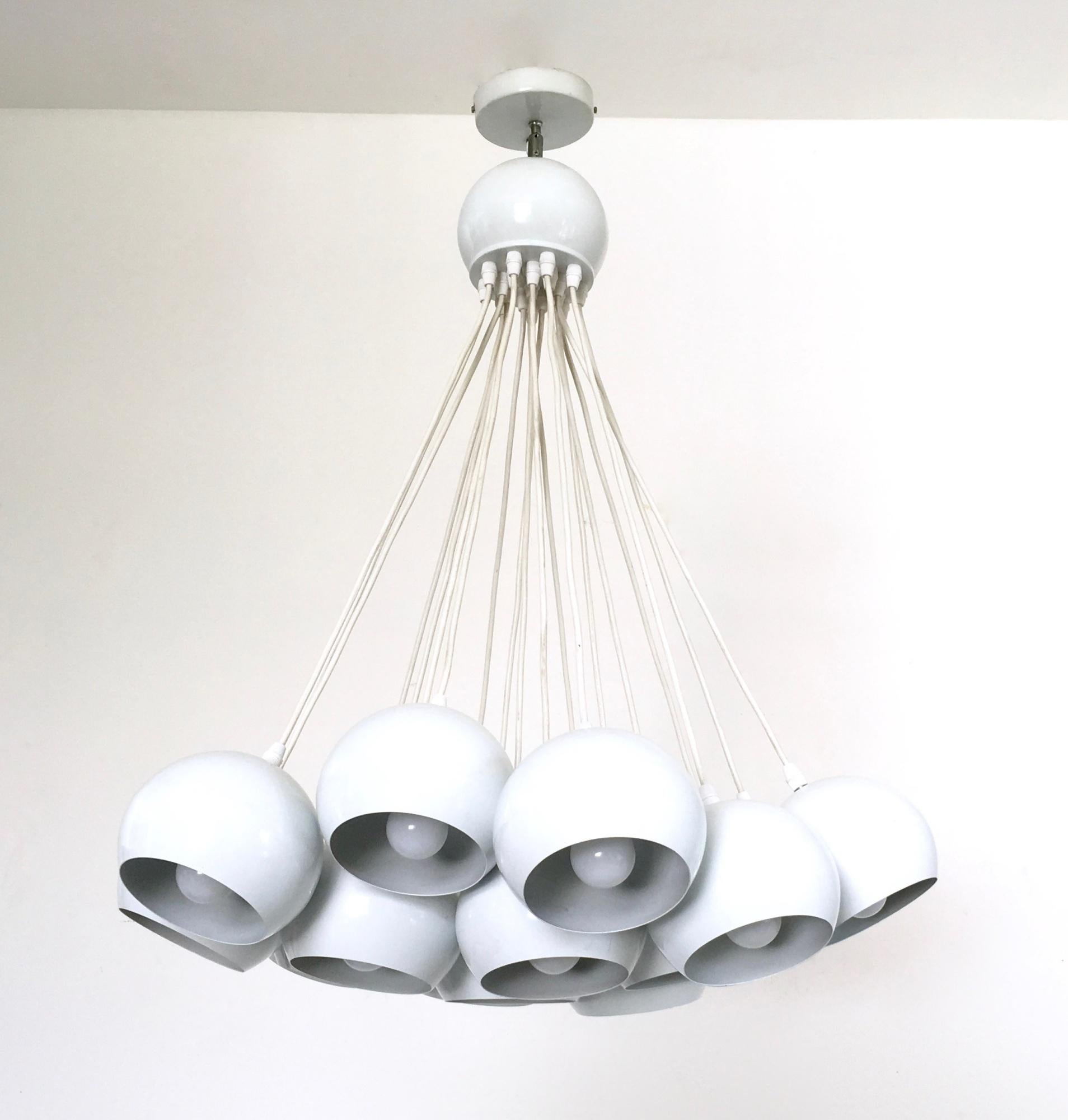 White Varnished Metal Chandelier with Nineteen Lampshades, Italy, 1980s In Excellent Condition In Bresso, Lombardy