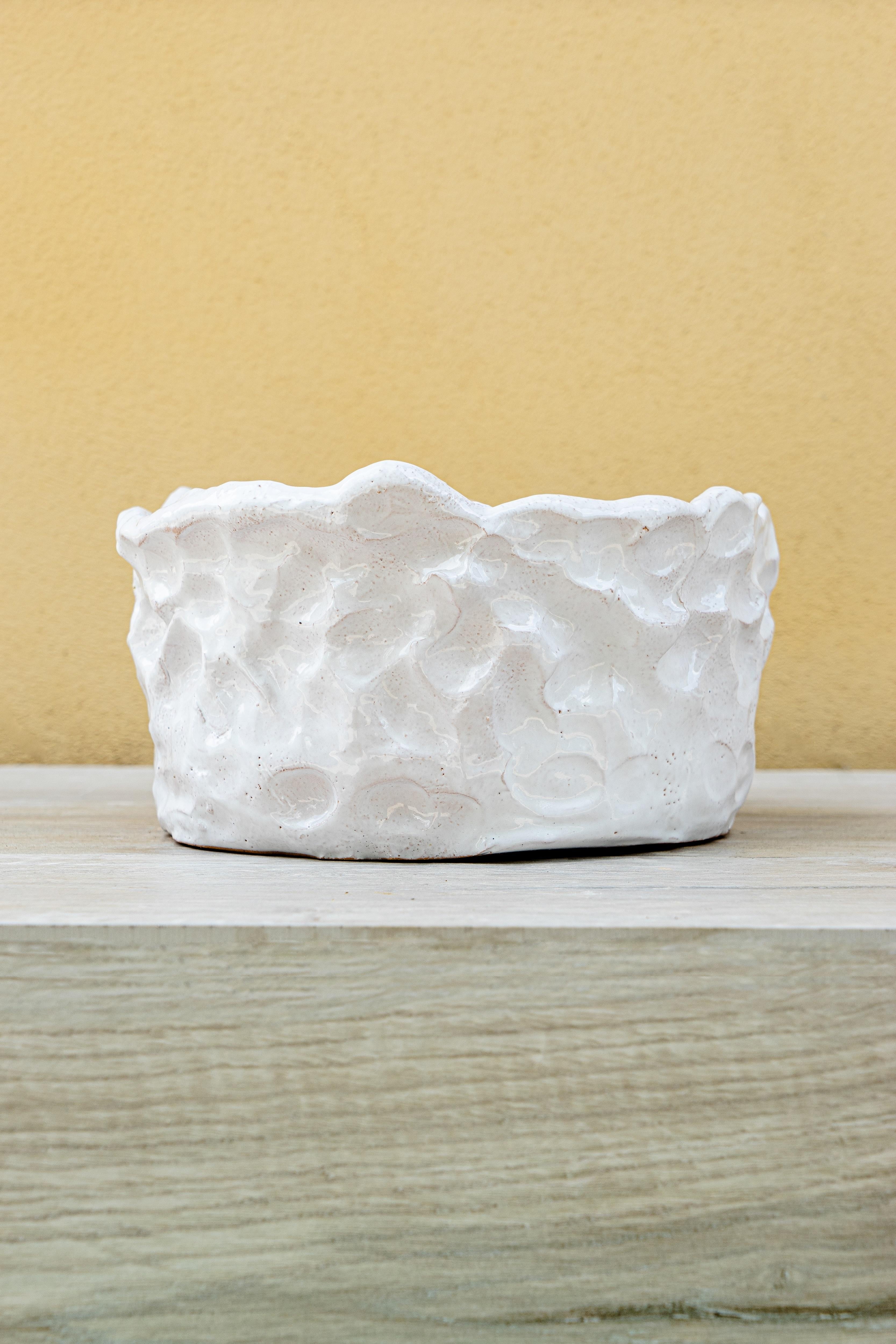 Vase blanc de Daniele Giannetti
Dimensions : Ø 30 x H 16 cm.
Matériaux : terre cuite émaillée. 

Toutes les pièces sont réalisées en terre cuite de Montelupo, cuites une seule fois, puis colorées par Daniele Giannetti avec une base acrylique