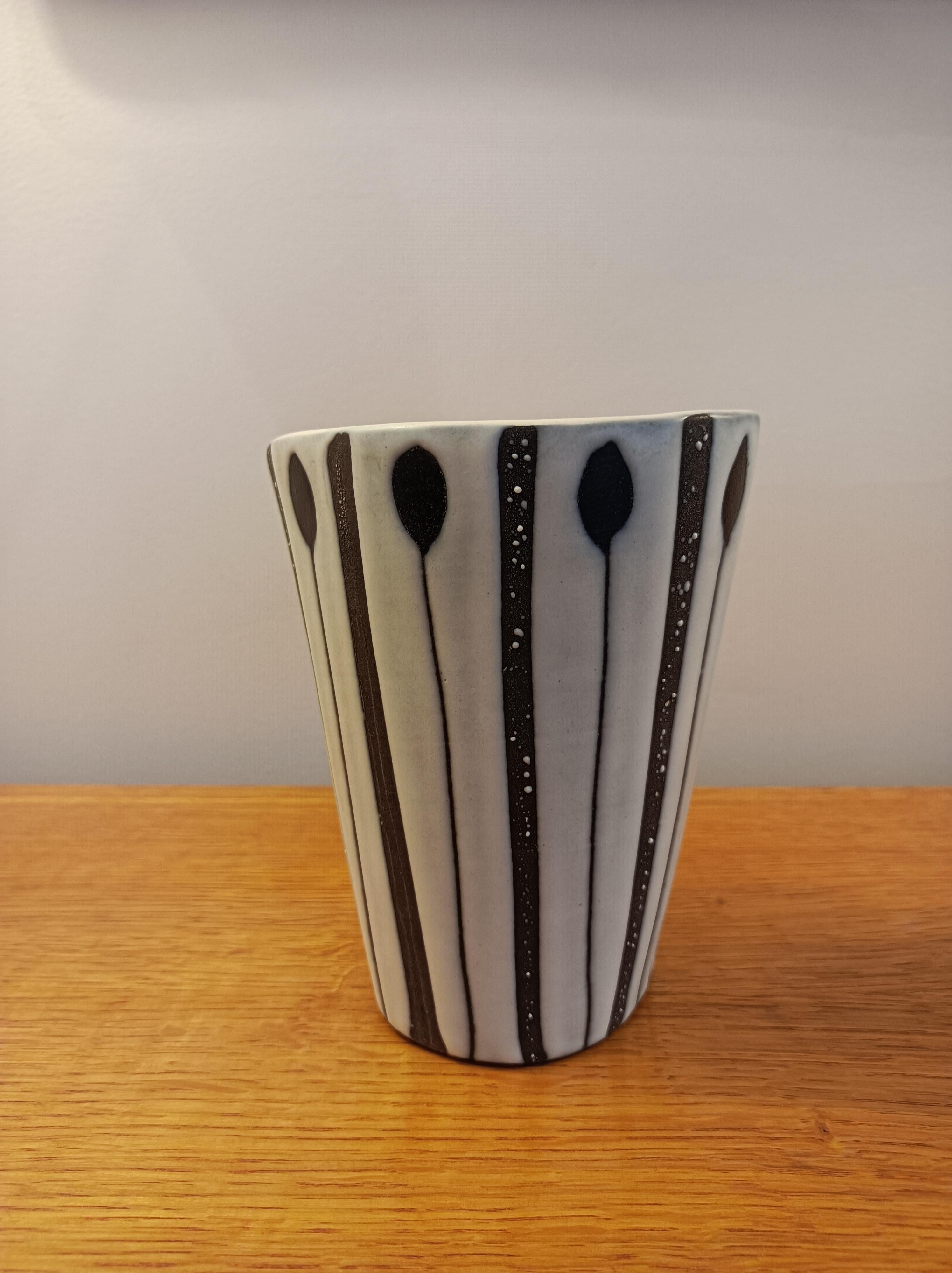 Vase by Roger Capron
White glazed ceramic with black decoration.
Signed : Capron Vallauris B.A

Vallauris 1960’s
France, 1960’s

Dimension : 

Diameter : 4,72 inch 
Height : 5,51 inch.