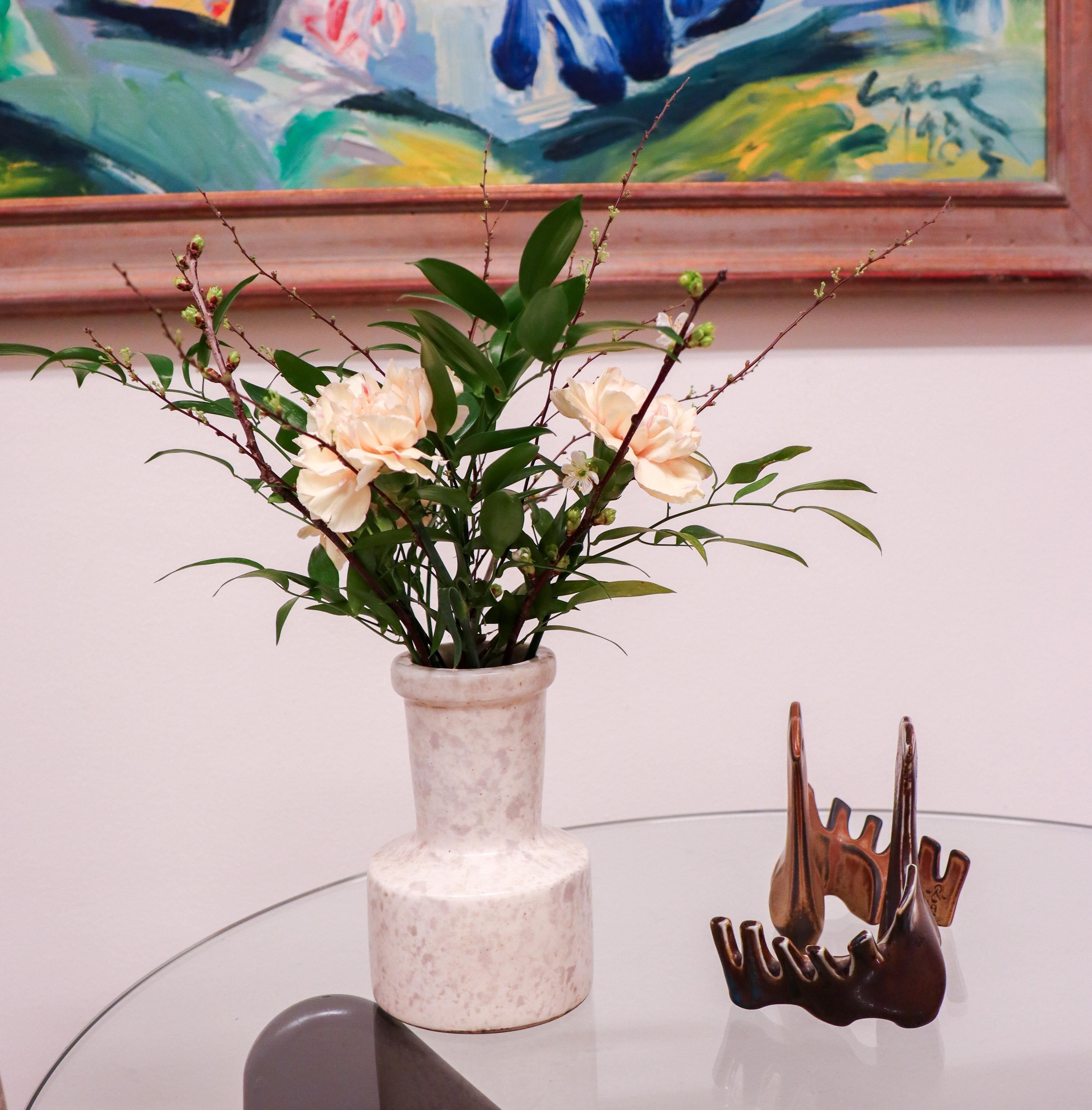 Un vase conçu par Hans Hedberg dans son studio de Biot. Le vase mesure 16,5 cm de haut et est en très bon état, à l'exception de quelques marques et rayures mineures. Le vase a une belle teinte blanche mouchetée. 

Hans Hedberg (1917-2007)