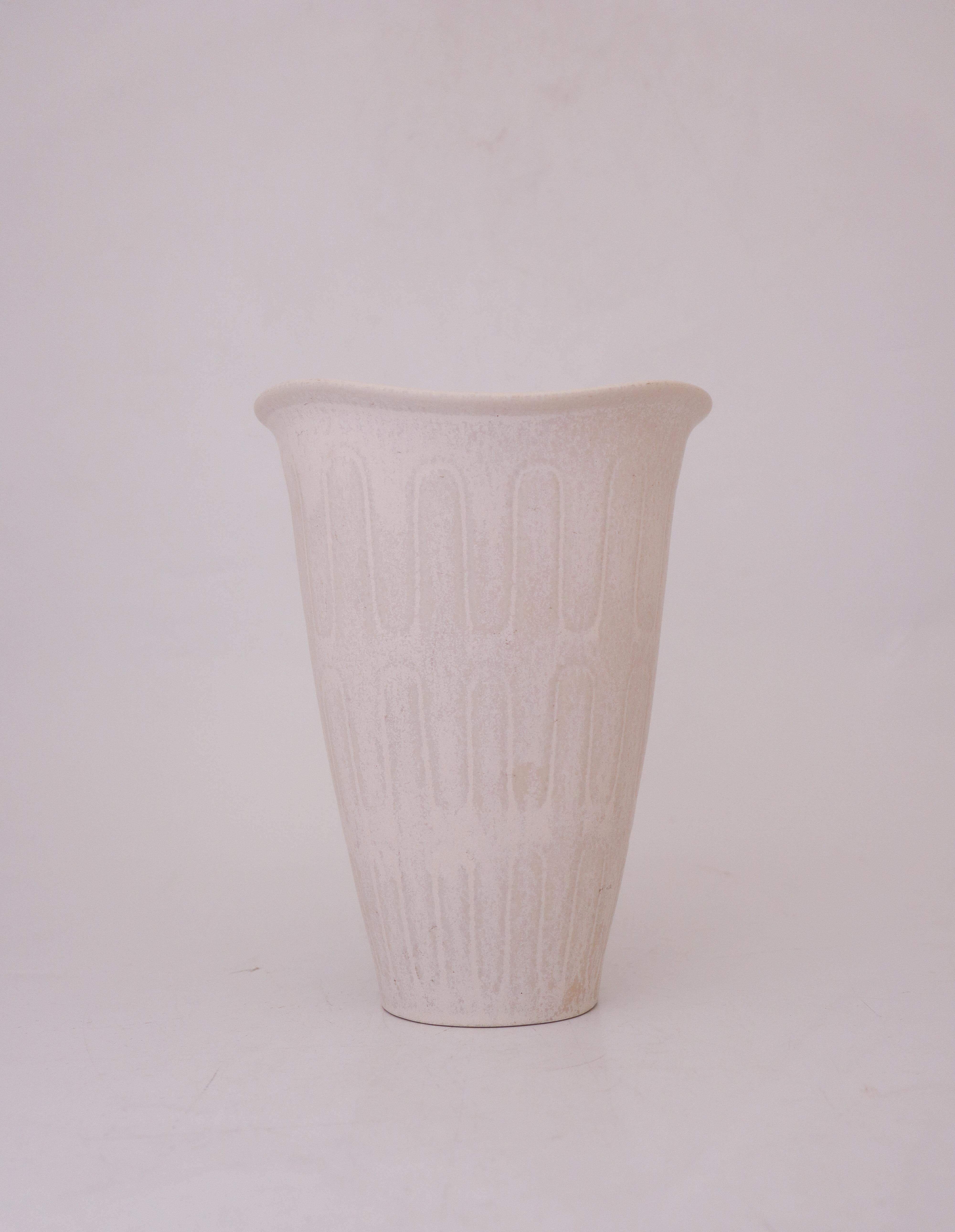 Eine schöne weiße Vase, entworfen von Gunnar Nylund bei Rörstrand, die Vase ist 23,5 cm (9,4