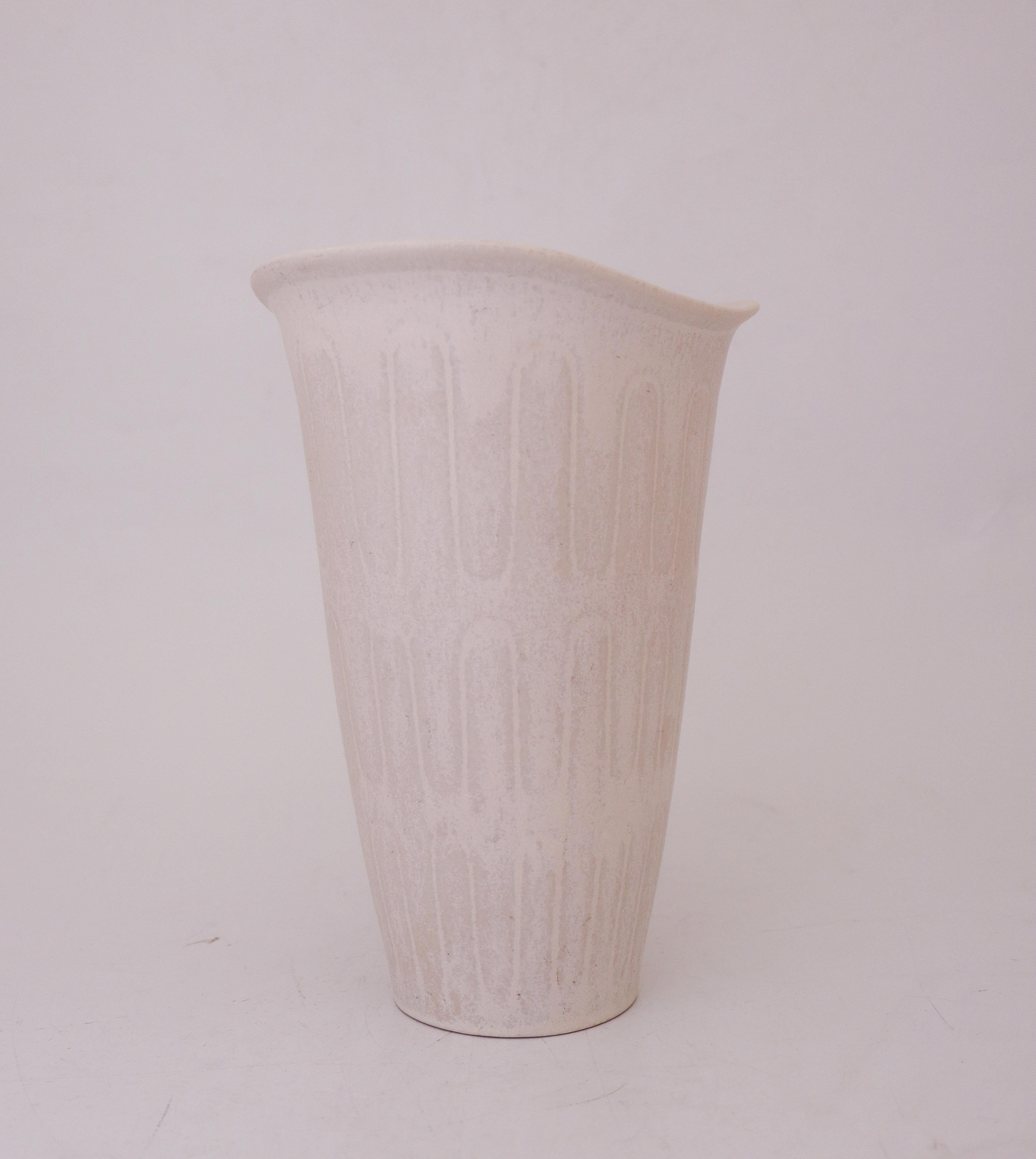 White Vase, Gunnar Nylund, Rörstrand, 1950s, Mid-Century Vintage In Excellent Condition For Sale In Stockholm, SE