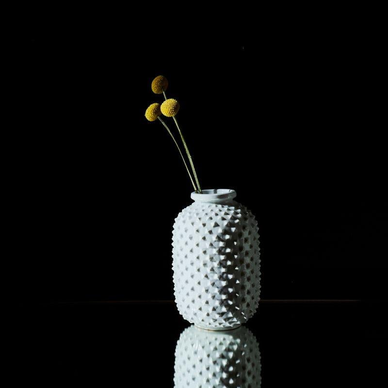 Weiße weiße Vase aus glasierter Keramik mit spitz zulaufender Oberfläche von Gunnar Nylund (Schwedisch) im Angebot