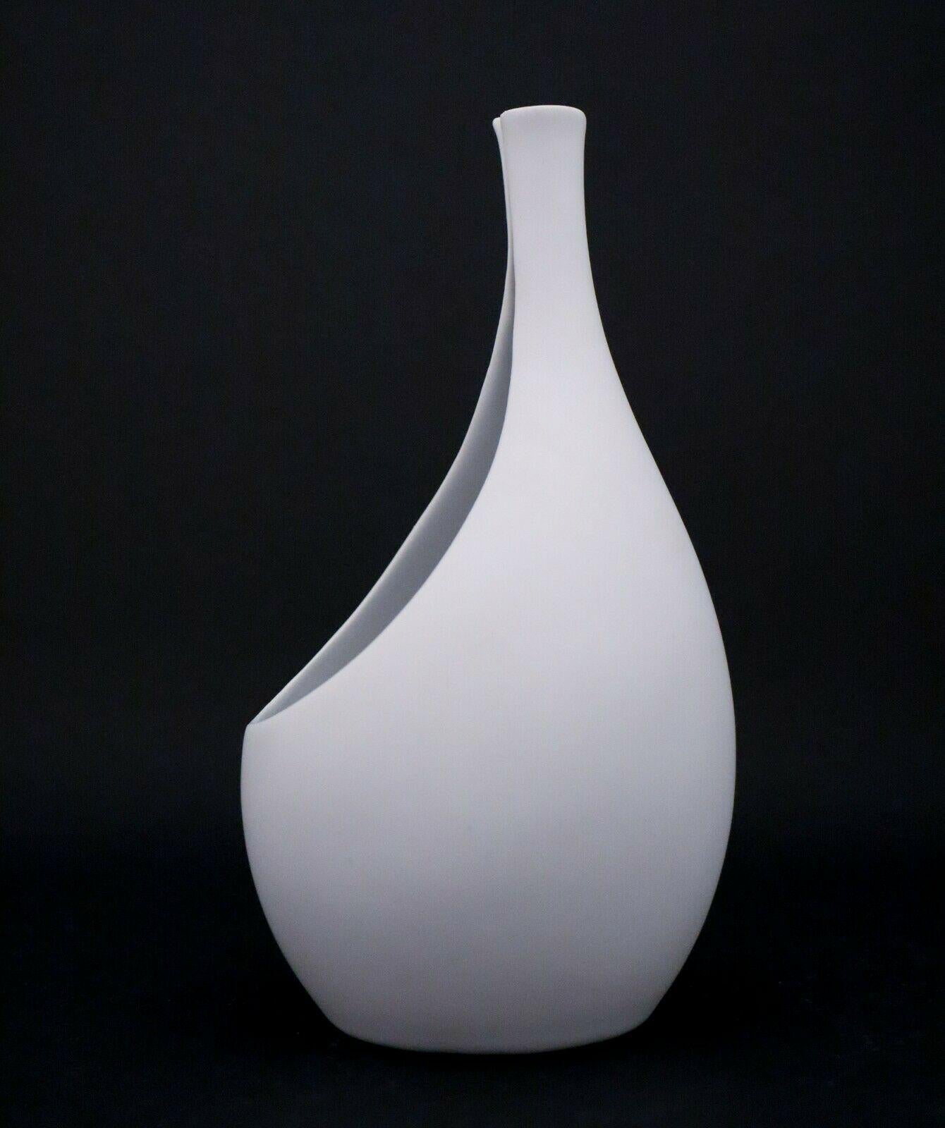 Un bellissimo vaso di Pungo Carrara disegnato da Stig Lindberg presso Gustavsberg. È alto 19,5 cm e in ottime condizioni.
   