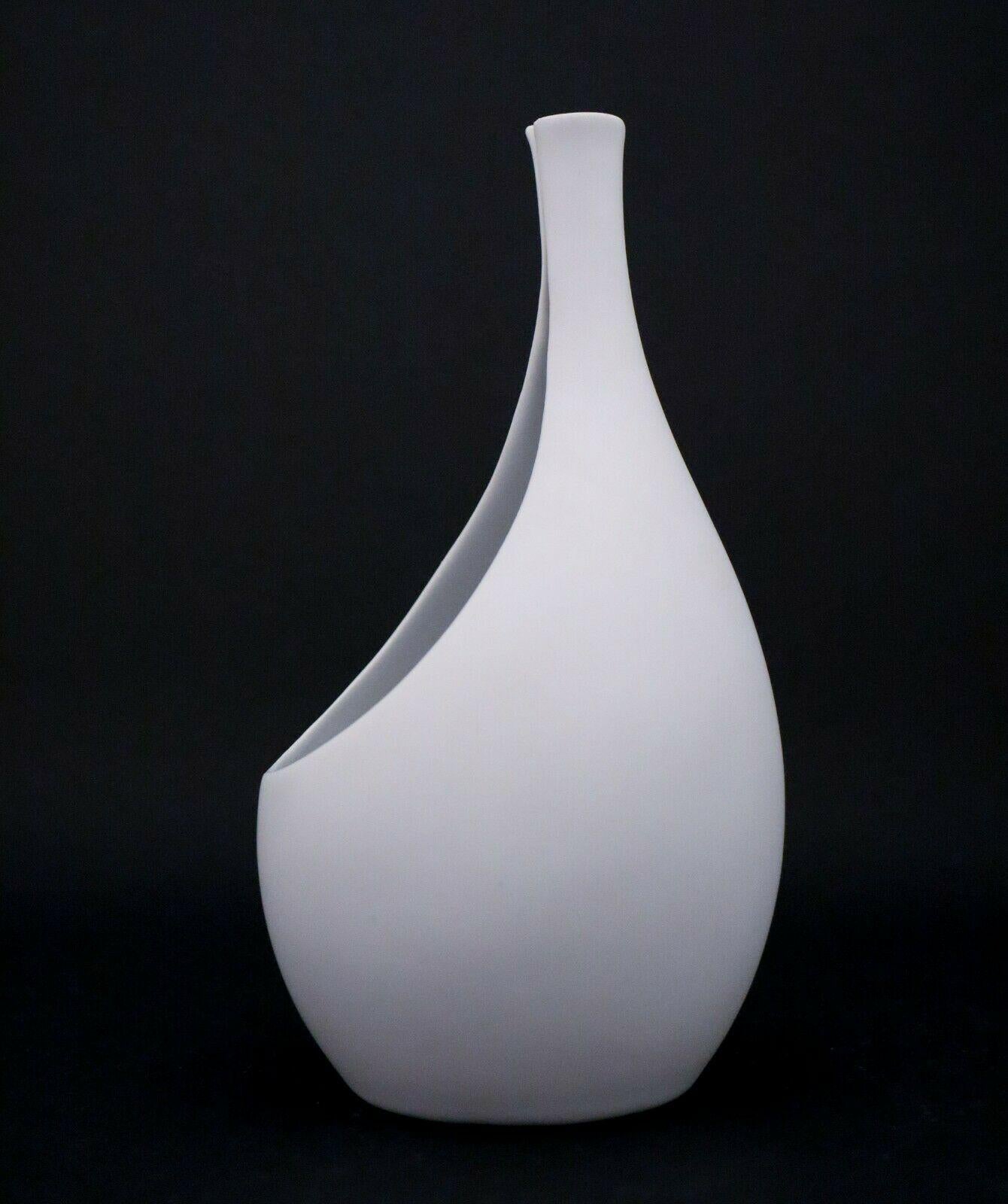 A beautiful vase of model Pungo Carrara designed by Stig Lindberg at Gustavsberg. It is 19,5 cm high and in very good condition.
   