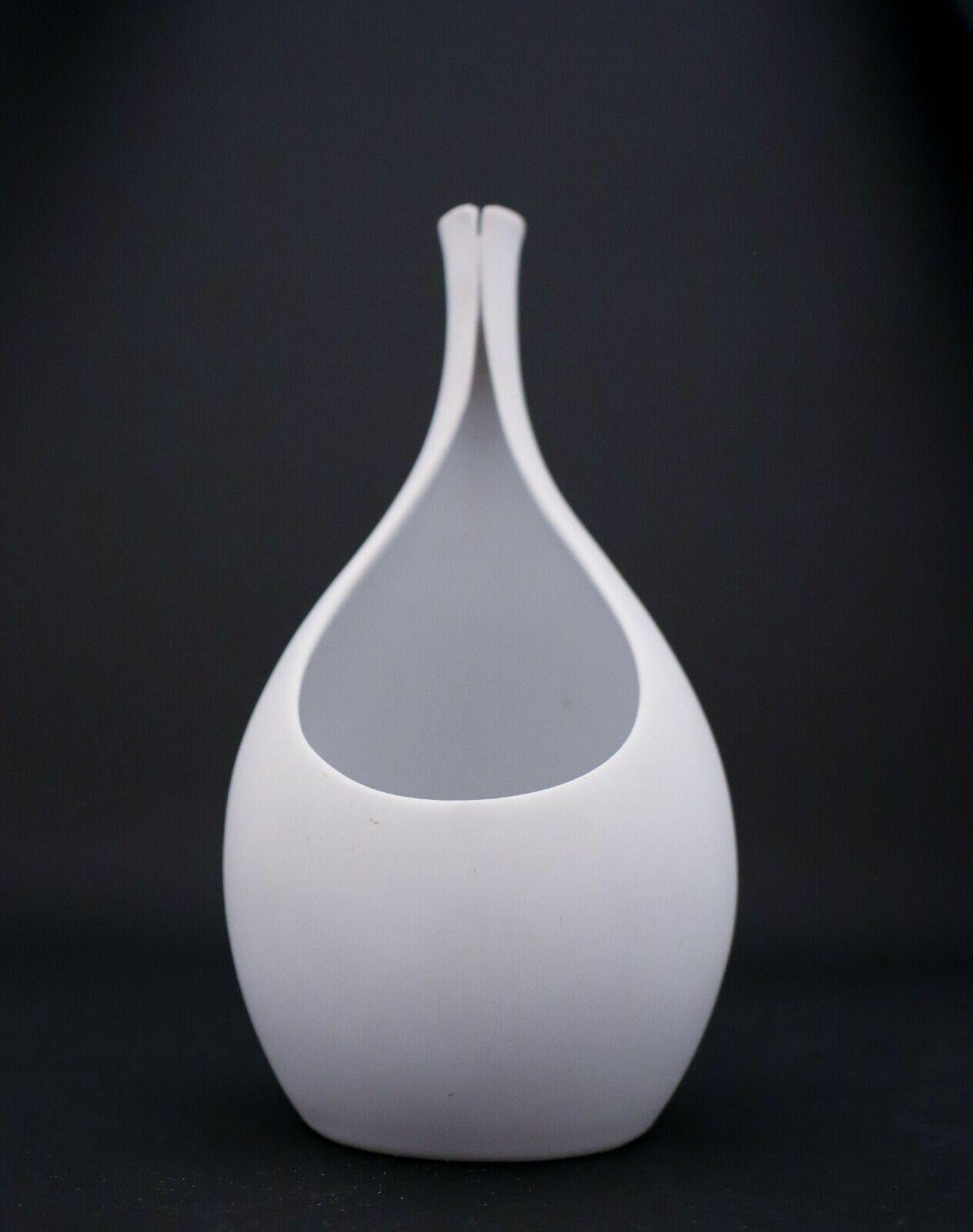 Weiße weiße Vase, Pungo Carrara von Stig Lindberg, Gustavsberg (19. Jahrhundert) im Angebot