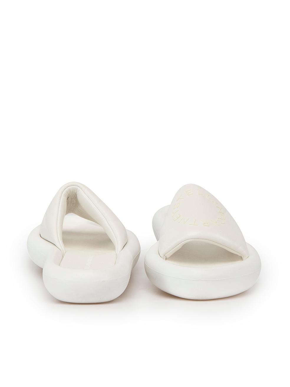 Stella McCartney White Vegan Leather Padded Logo Slides Size IT 37 In Good Condition For Sale In London, GB