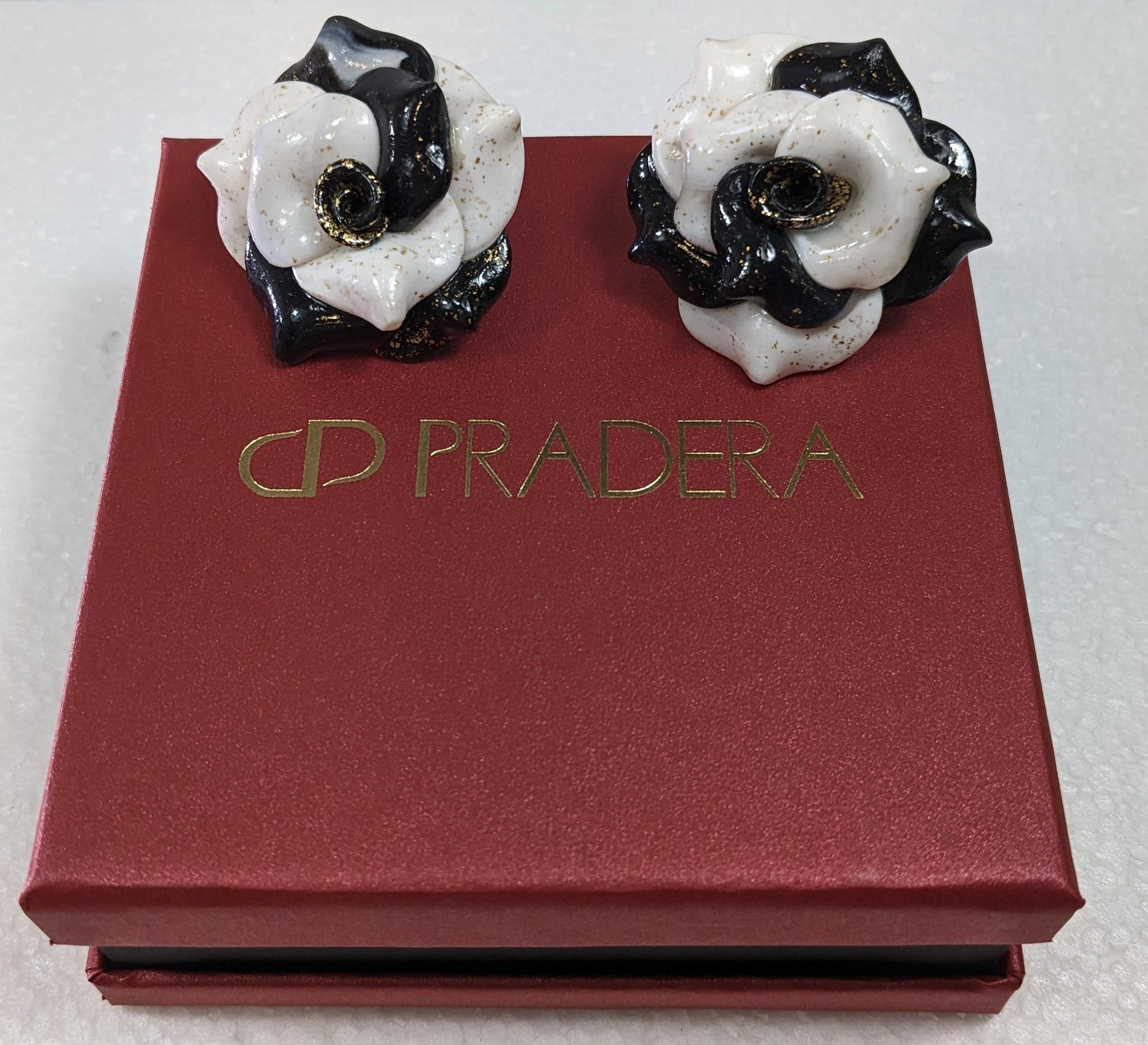  White Veined and Black Camelia Polymer  Earrings with golplated silver closure In New Condition For Sale In  Bilbao, ES