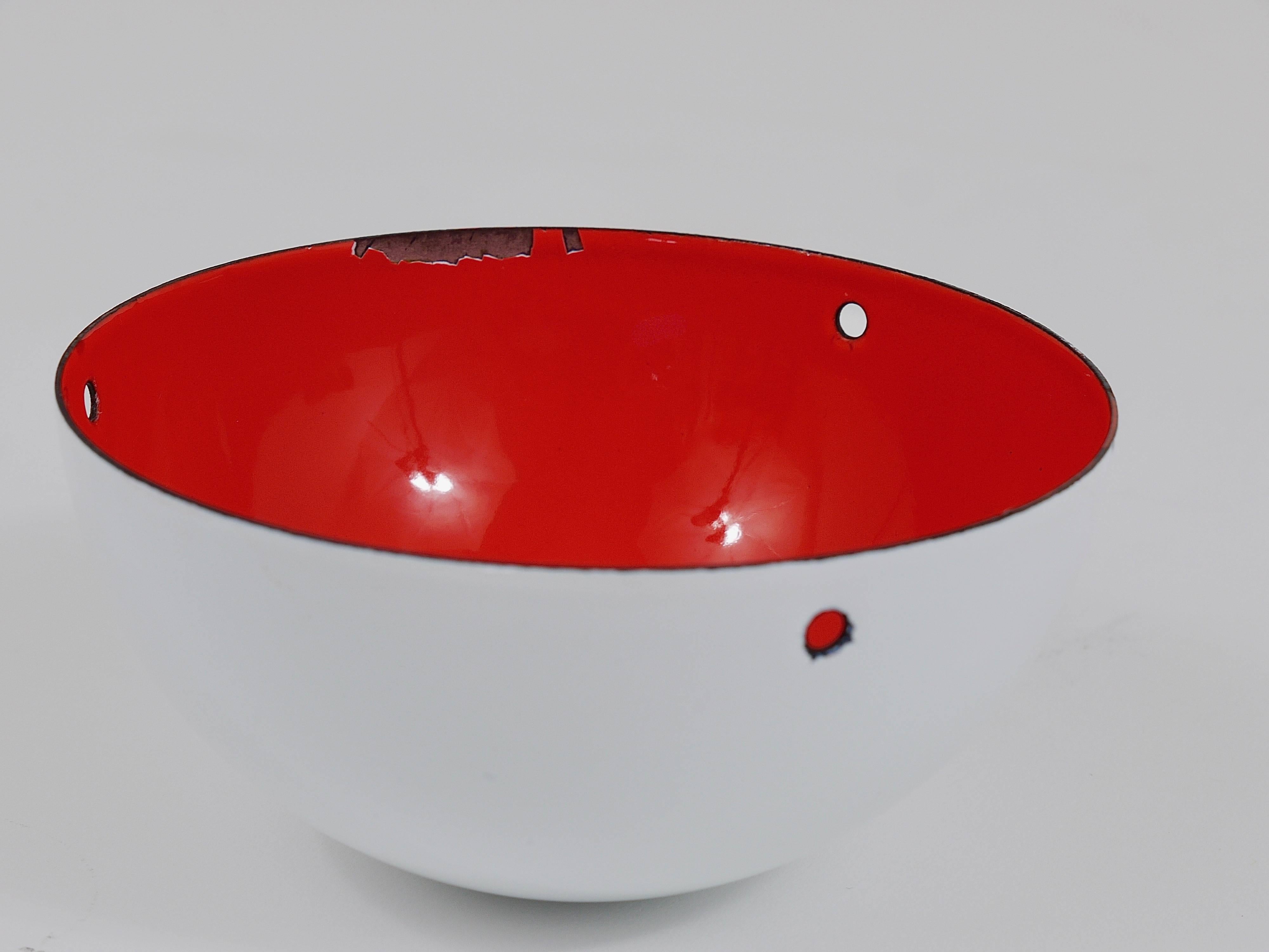 Un'iconica lampada a sospensione a vaso di fiori bianchi, disegnata nel 1969 da Verner Panton per Louis Pulsen, Danimarca. Una plafoniera semplice ma bella, composta da due paralumi semisferici smaltati che si fronteggiano. Il paralume inferiore ha