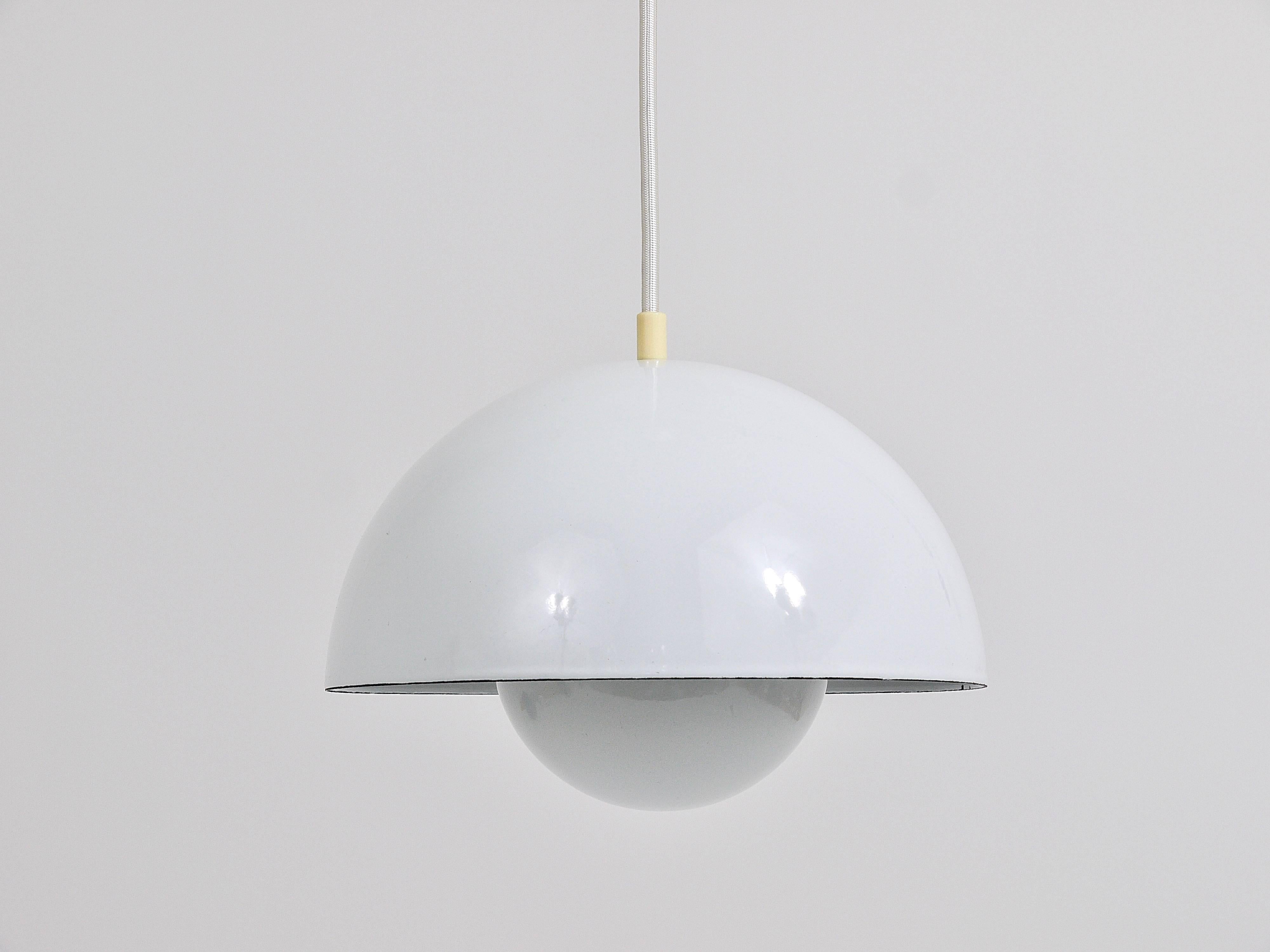 Lampada a sospensione a vaso di fiori bianca di Verner Panton, Louis Poulsen, Danimarca, 1969 In condizioni ottime in vendita a Vienna, AT