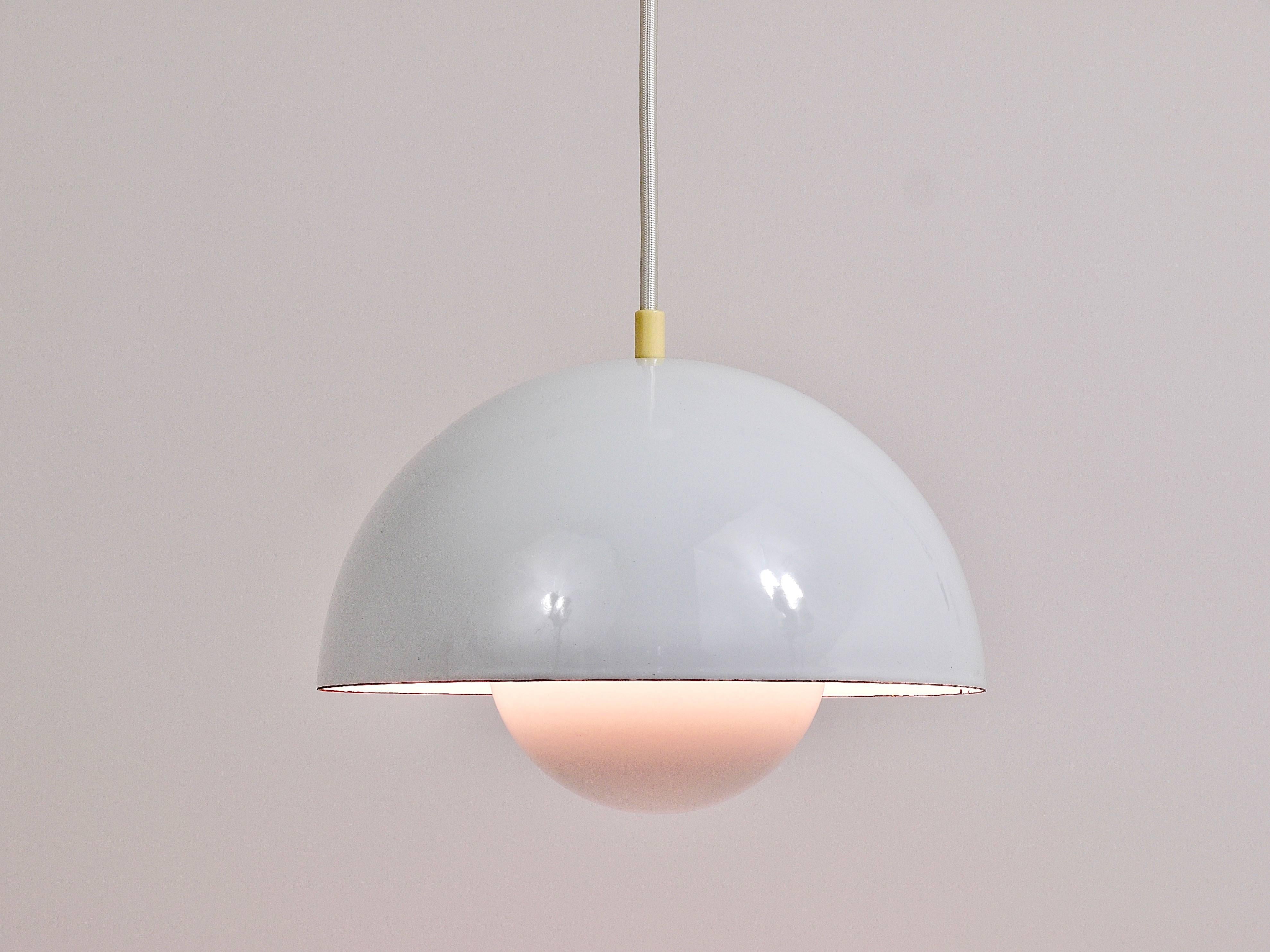 XX secolo Lampada a sospensione a vaso di fiori bianca di Verner Panton, Louis Poulsen, Danimarca, 1969 in vendita
