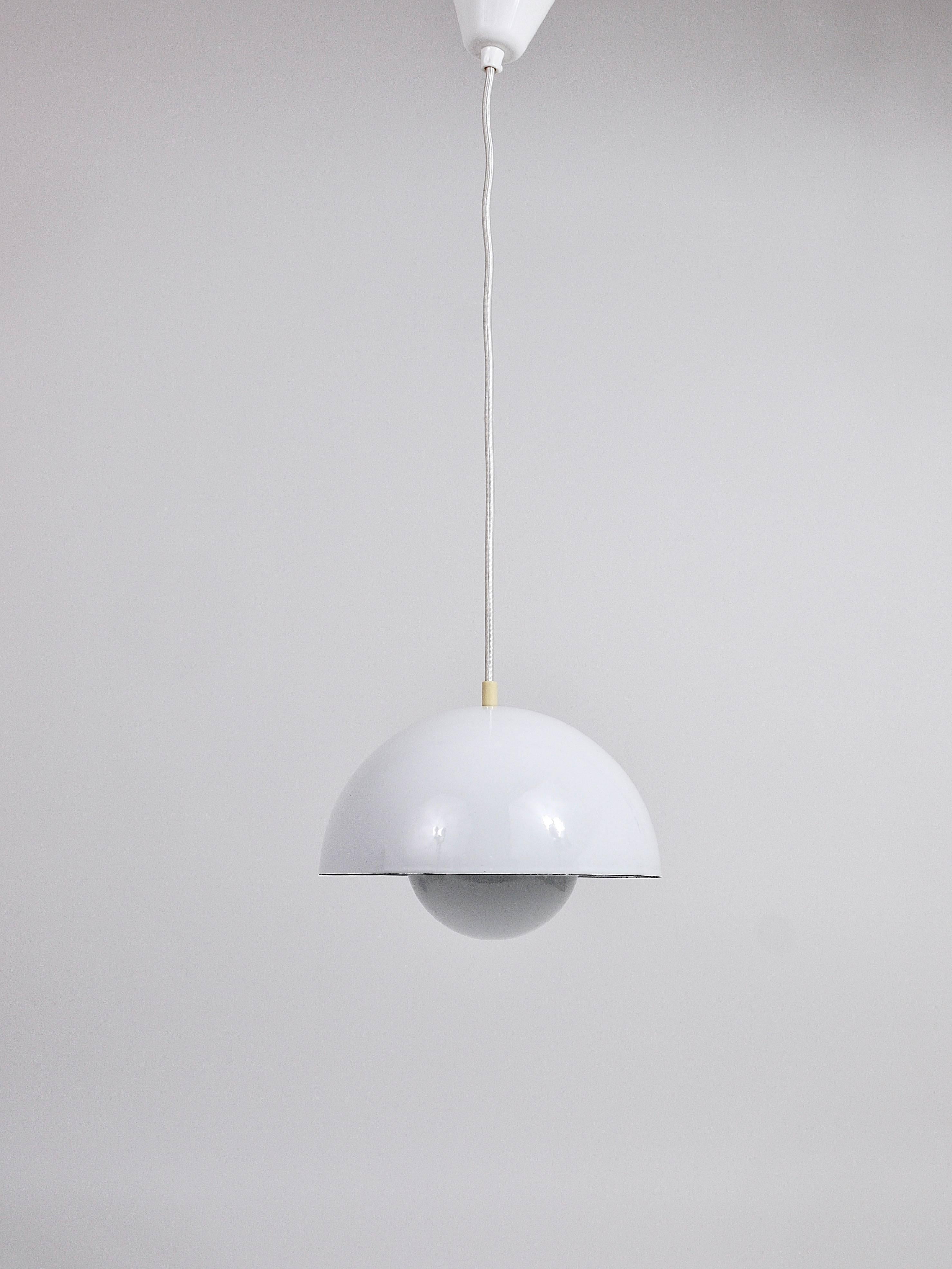 Lampada a sospensione a vaso di fiori bianca di Verner Panton, Louis Poulsen, Danimarca, 1969 in vendita 1