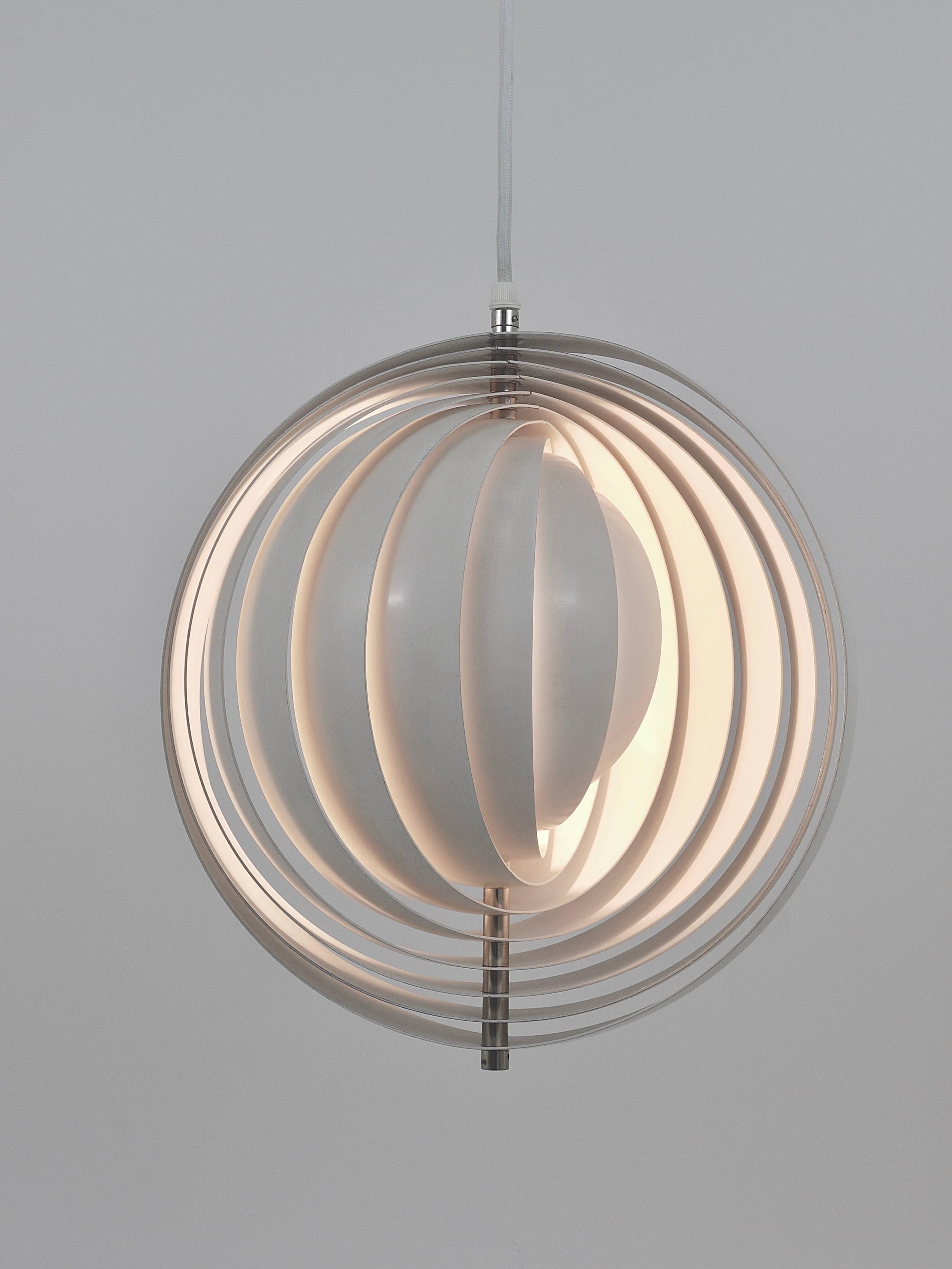 An early model of the iconic Spage Age midcentury moonlamp or visor pendant lamp, designed by Verner Panton in 1960, executed by Louis Pulsen, Denmark. Consists of ten white rotatable enameled metal blade rings around a centrally located bulb. This