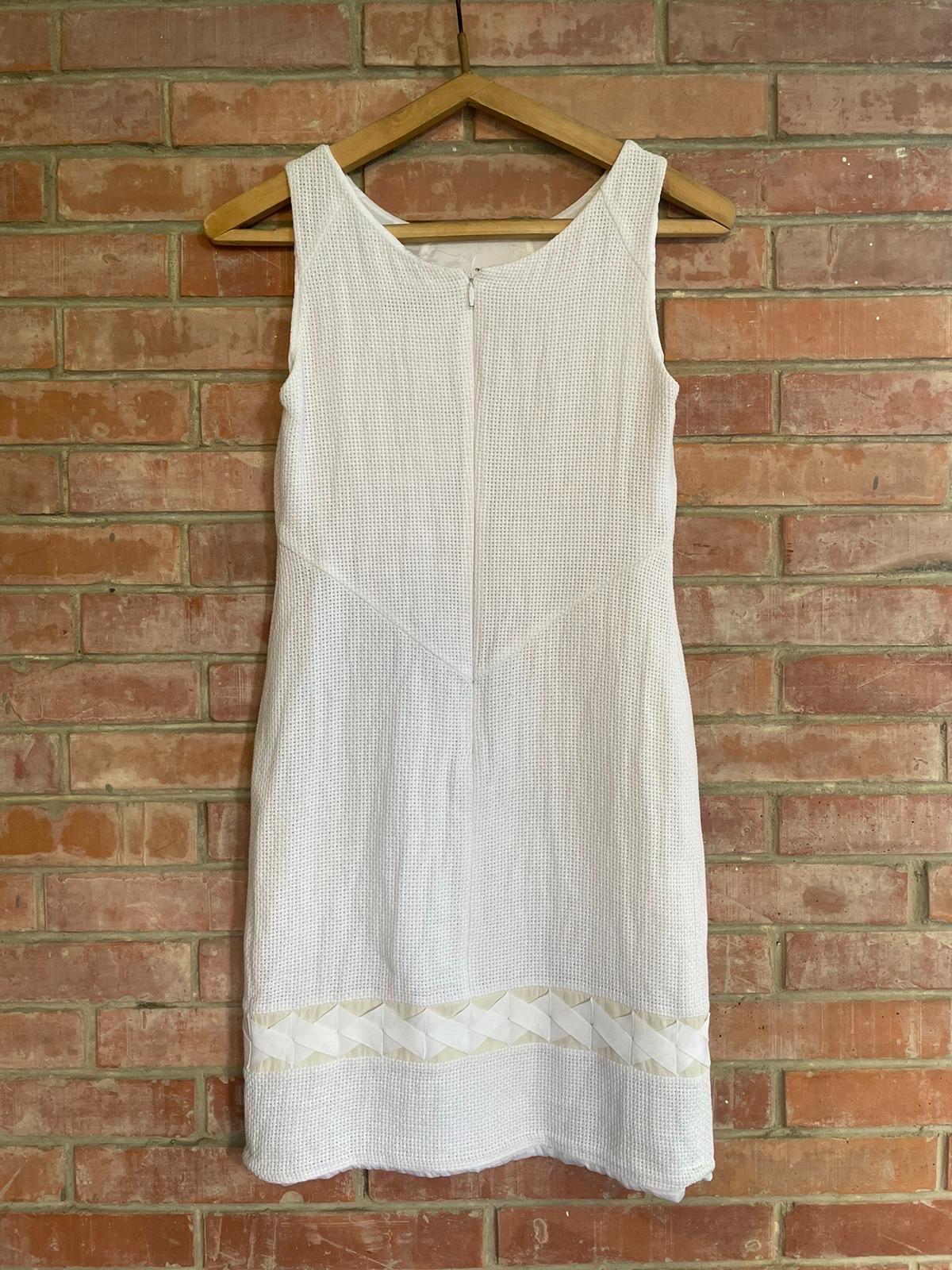 White Versace dress in cotton with silk details. Italian size 38, zip on the back. 
In excellent condition. 
Shoulders 30 cm
Breast 42 cm
Waist 36 cm
88 cm long