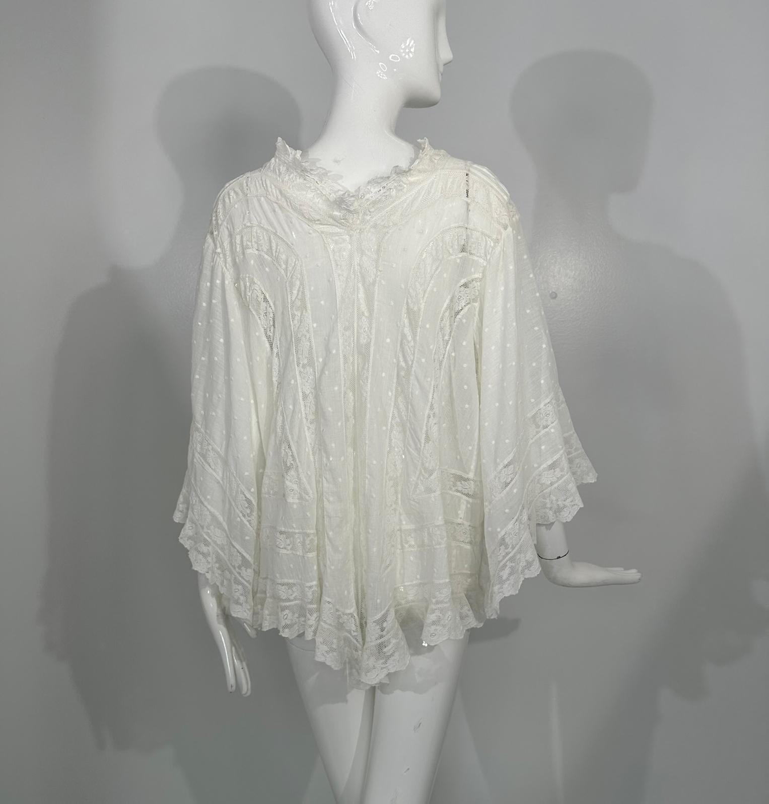Weißer viktorianischer Spitzeneinsatz Baumwollbatist Glockenärmel-Dessousjacke 1890er Jahre im Angebot 5