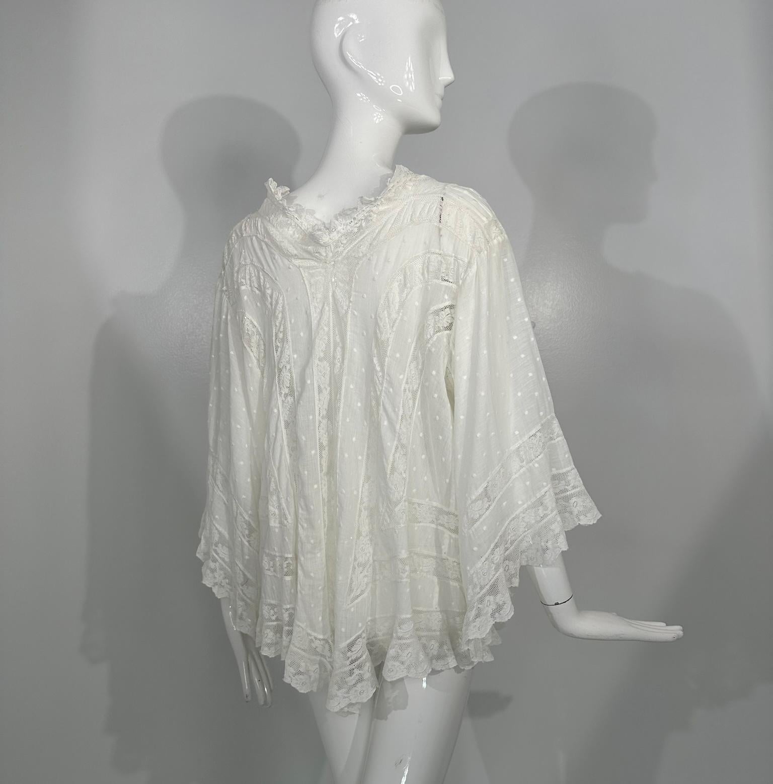 Weißer viktorianischer Spitzeneinsatz Baumwollbatist Glockenärmel-Dessousjacke 1890er Jahre im Angebot 6