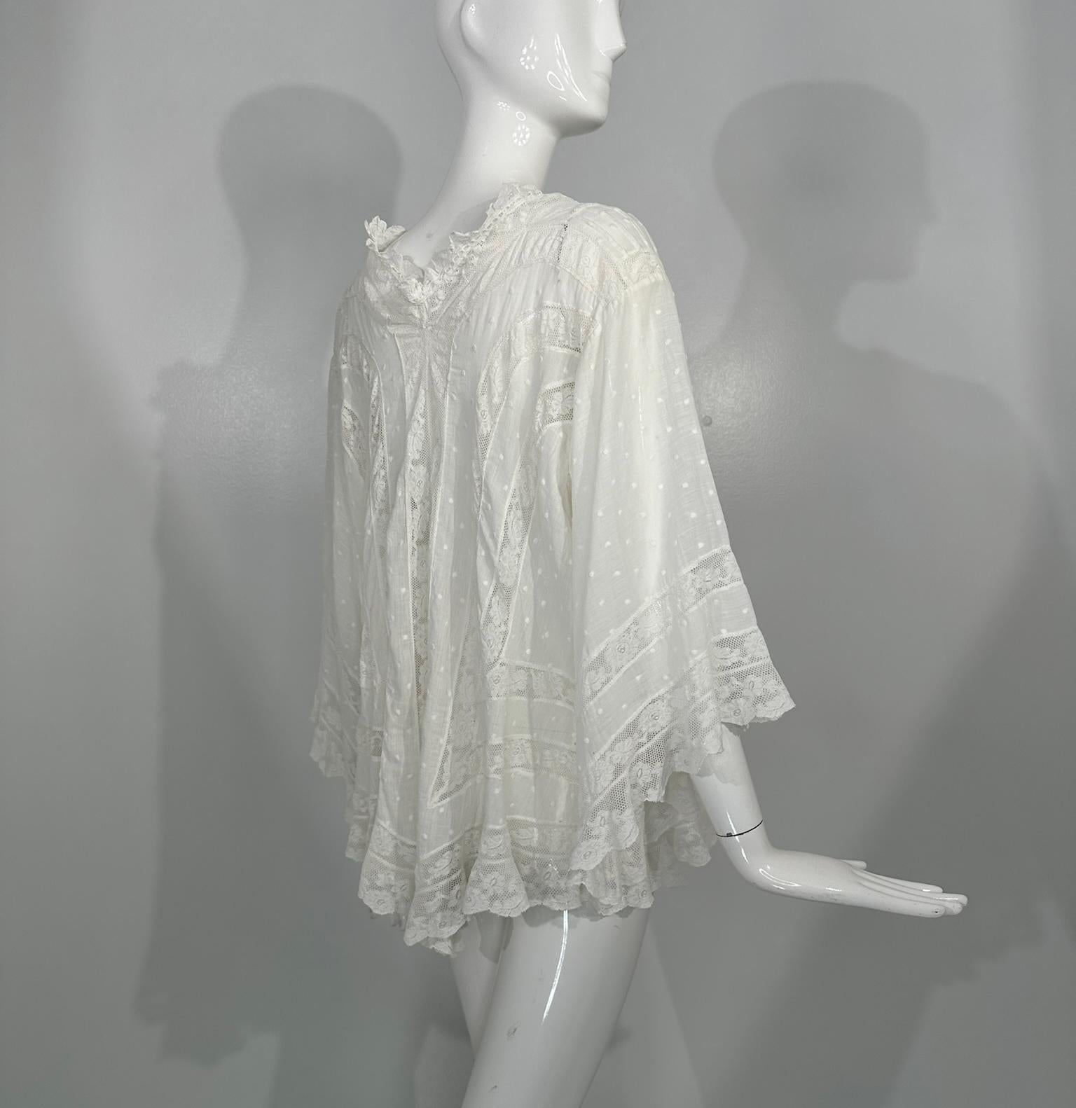 Weißer viktorianischer Spitzeneinsatz Baumwollbatist Glockenärmel-Dessousjacke 1890er Jahre im Angebot 7
