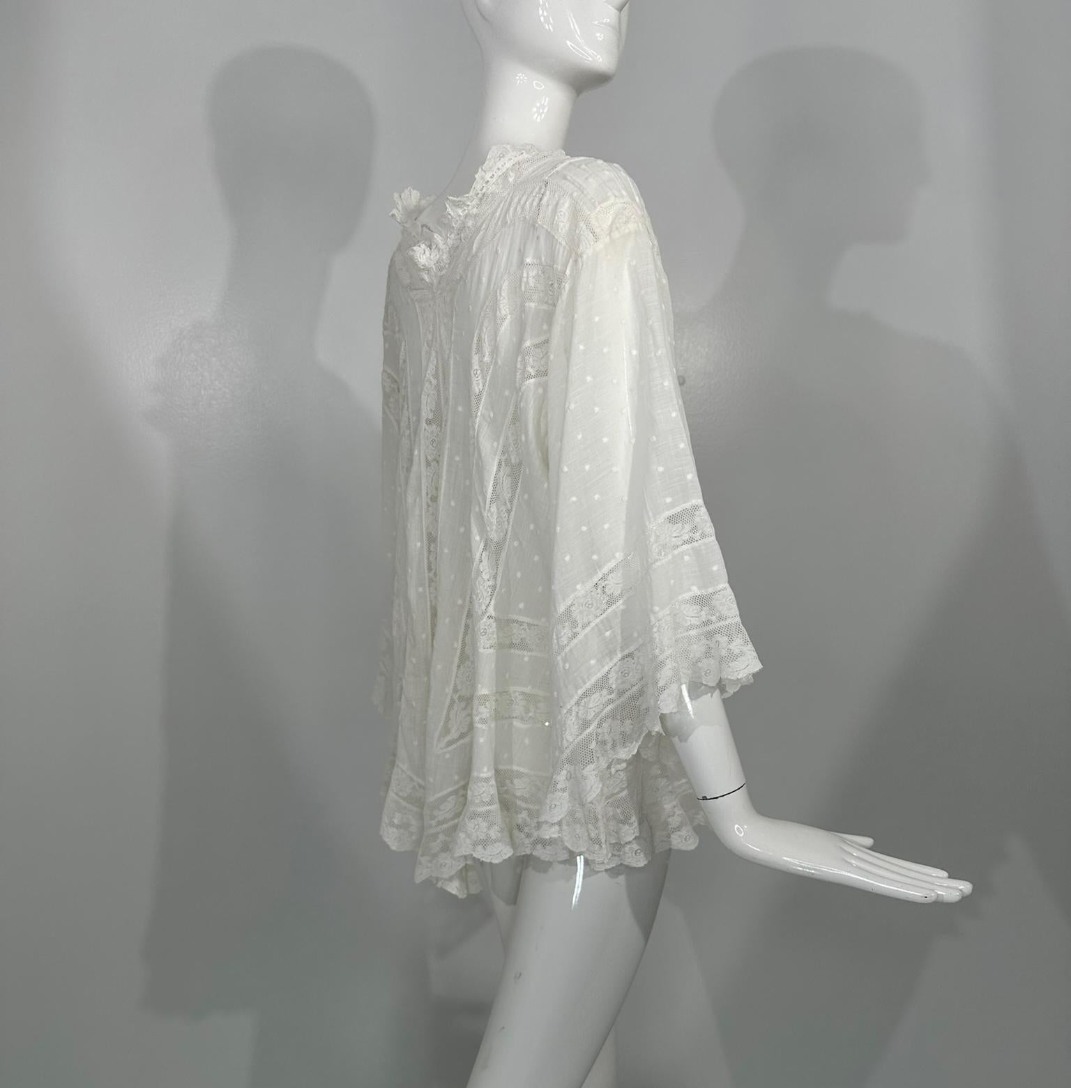 Weißer viktorianischer Spitzeneinsatz Baumwollbatist Glockenärmel-Dessousjacke 1890er Jahre im Angebot 8