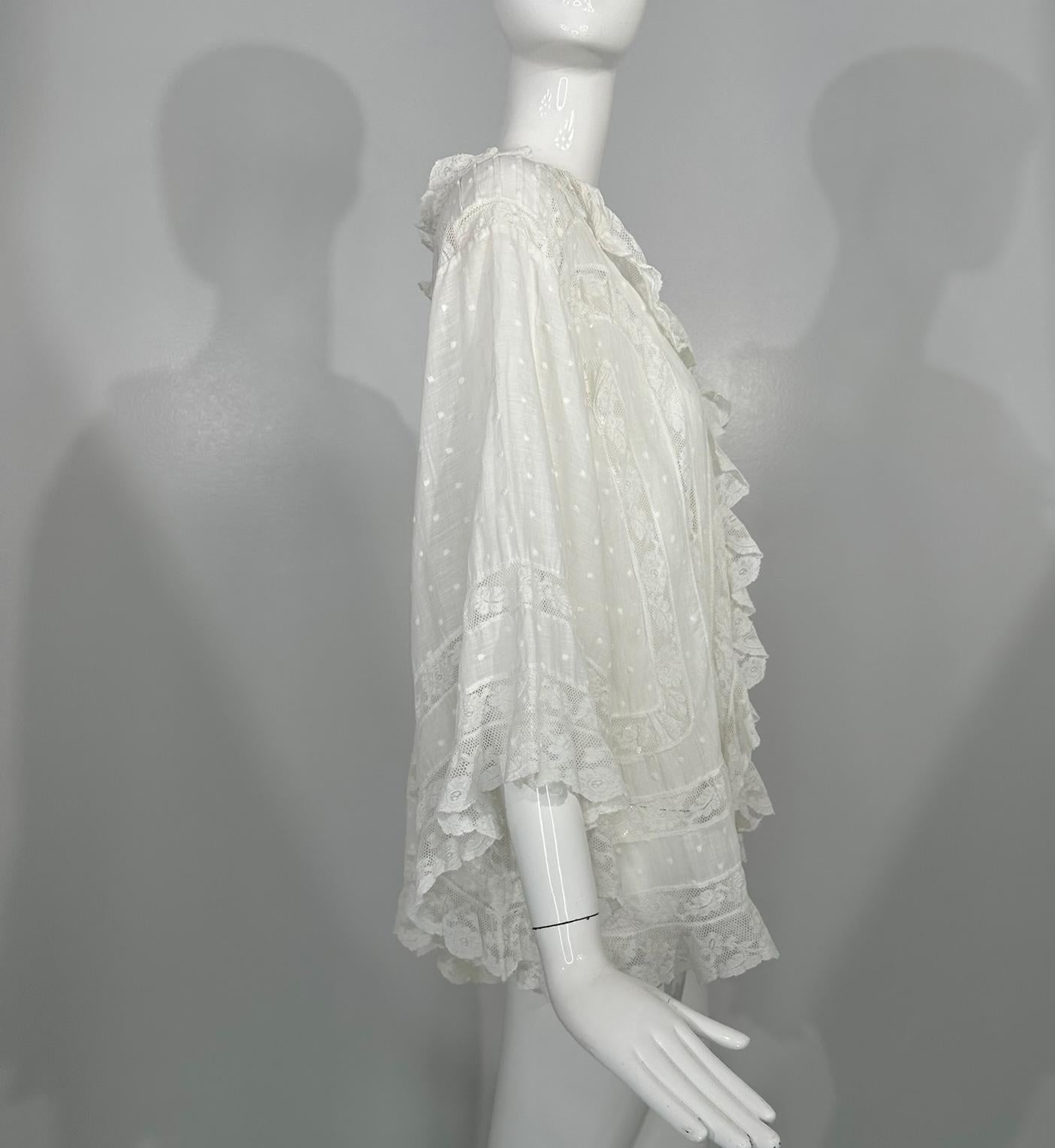 Weißer viktorianischer Spitzeneinsatz Baumwollbatist Glockenärmel-Dessousjacke 1890er Jahre im Angebot 9