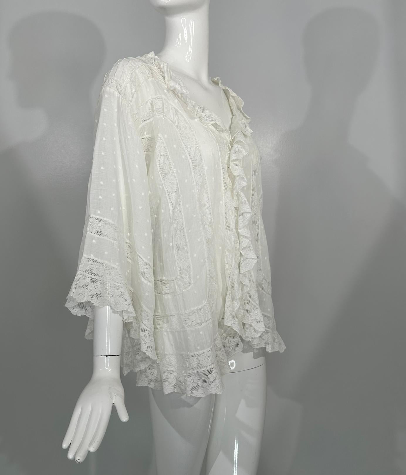 Weißer viktorianischer Spitzeneinsatz Baumwollbatist Glockenärmel-Dessousjacke 1890er Jahre im Angebot 10