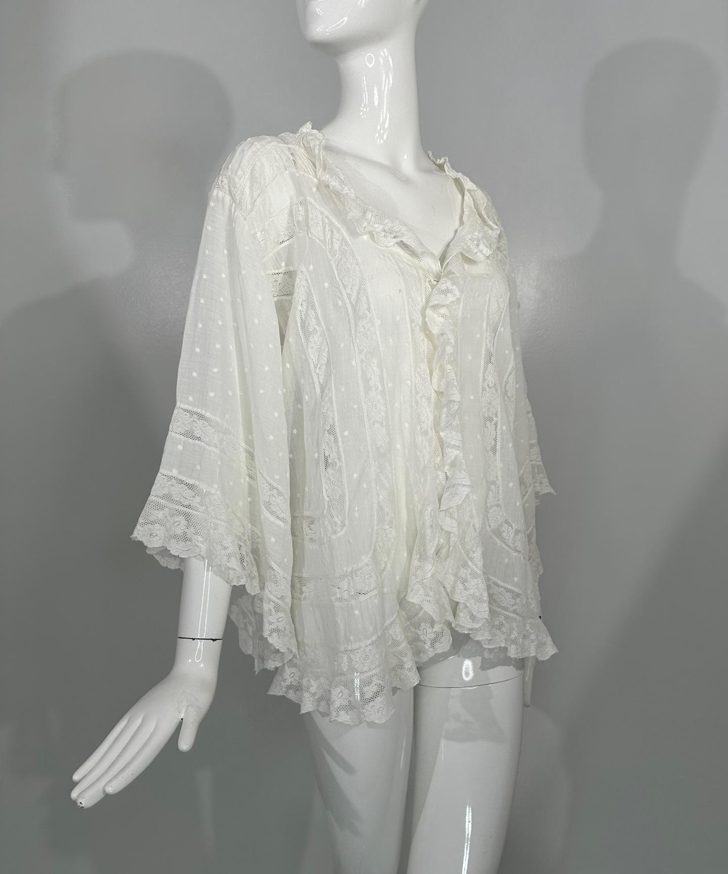 Weißer viktorianischer Spitzeneinsatz Baumwollbatist Glockenärmel-Dessousjacke 1890er Jahre im Angebot 11