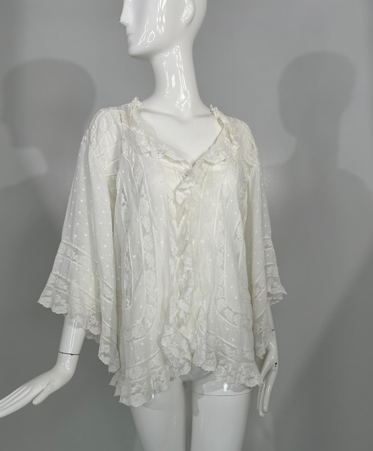 Weißer viktorianischer Spitzeneinsatz Baumwollbatist Glockenärmel-Dessousjacke 1890er Jahre im Angebot 12