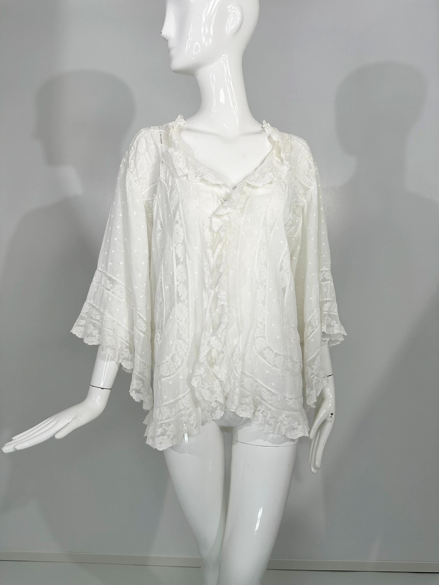 Weiße viktorianische Jacke aus Baumwollbatist mit Spitzeneinsatz aus Valenciennes, Glockenärmel, Déshabillé, Dessousjacke aus den 1890er Jahren. 
Ursprünglich als Kammjacke bekannt, trugen Frauen solche Jacken, während sie sich um ihr Haar
