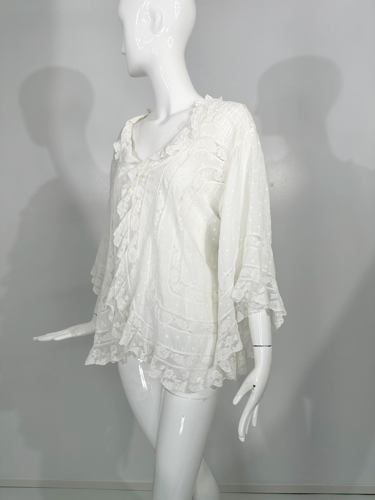Weißer viktorianischer Spitzeneinsatz Baumwollbatist Glockenärmel-Dessousjacke 1890er Jahre (Grau) im Angebot