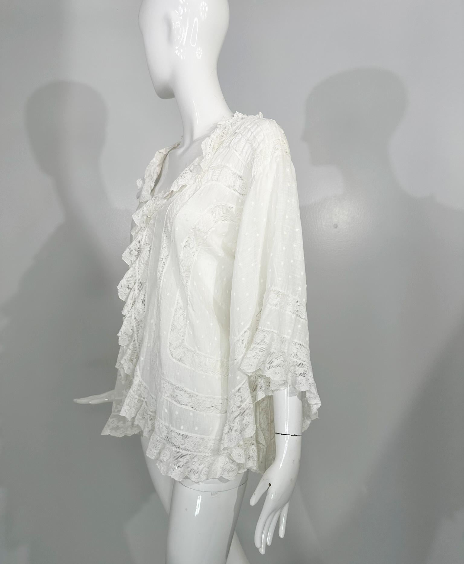 Weißer viktorianischer Spitzeneinsatz Baumwollbatist Glockenärmel-Dessousjacke 1890er Jahre im Zustand „Gut“ im Angebot in West Palm Beach, FL