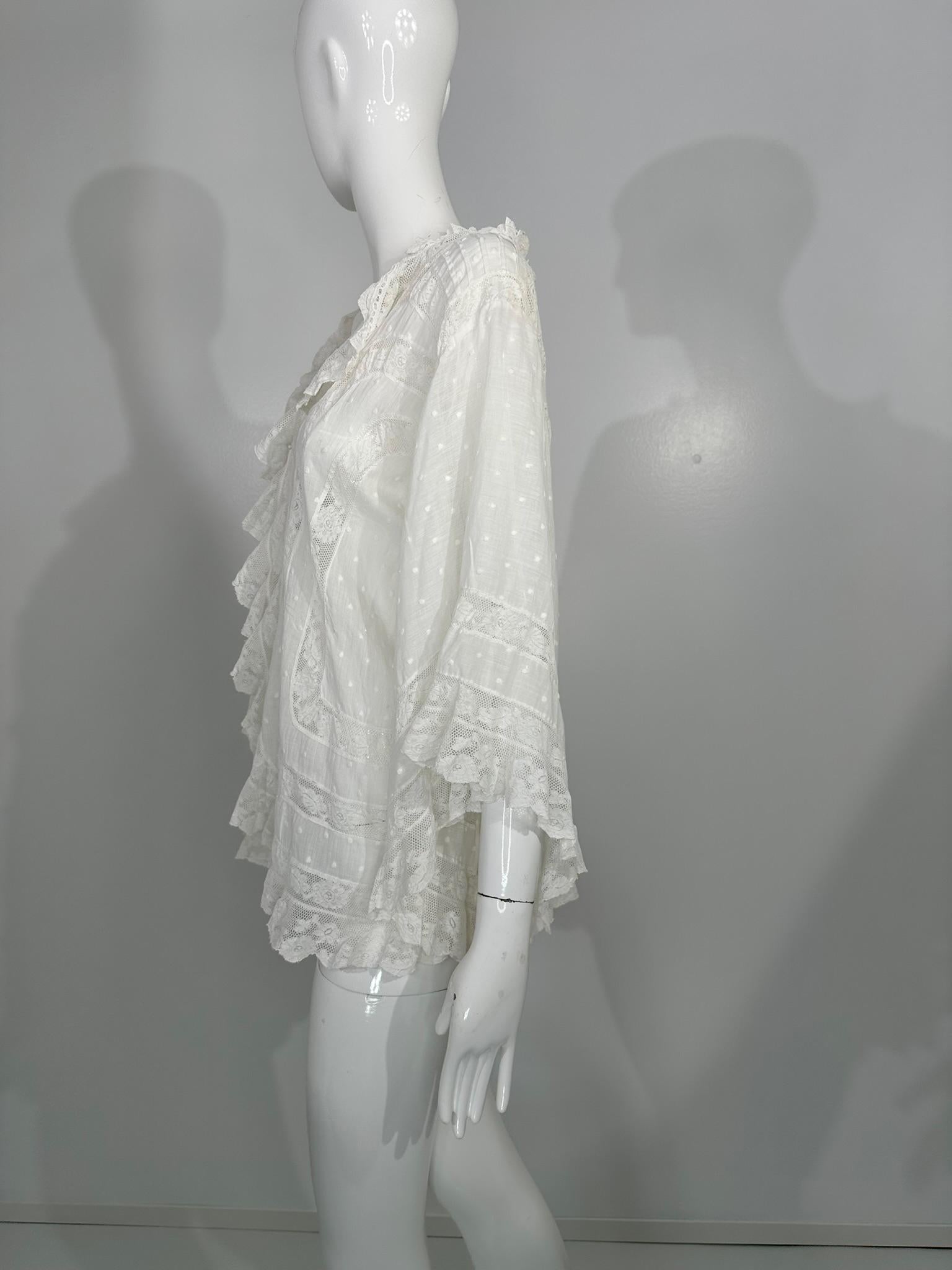 Weißer viktorianischer Spitzeneinsatz Baumwollbatist Glockenärmel-Dessousjacke 1890er Jahre Damen im Angebot