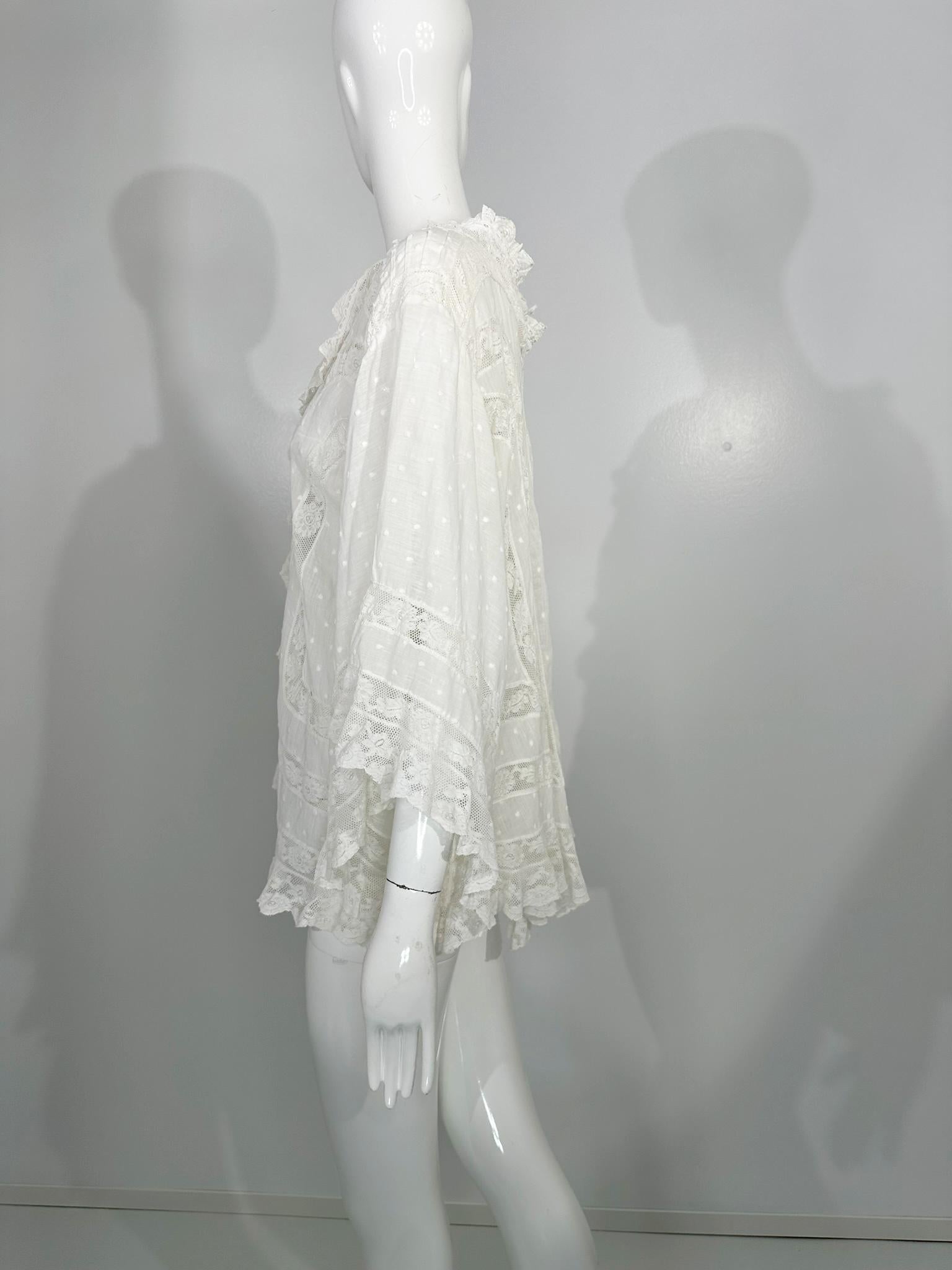 Weißer viktorianischer Spitzeneinsatz Baumwollbatist Glockenärmel-Dessousjacke 1890er Jahre im Angebot 1