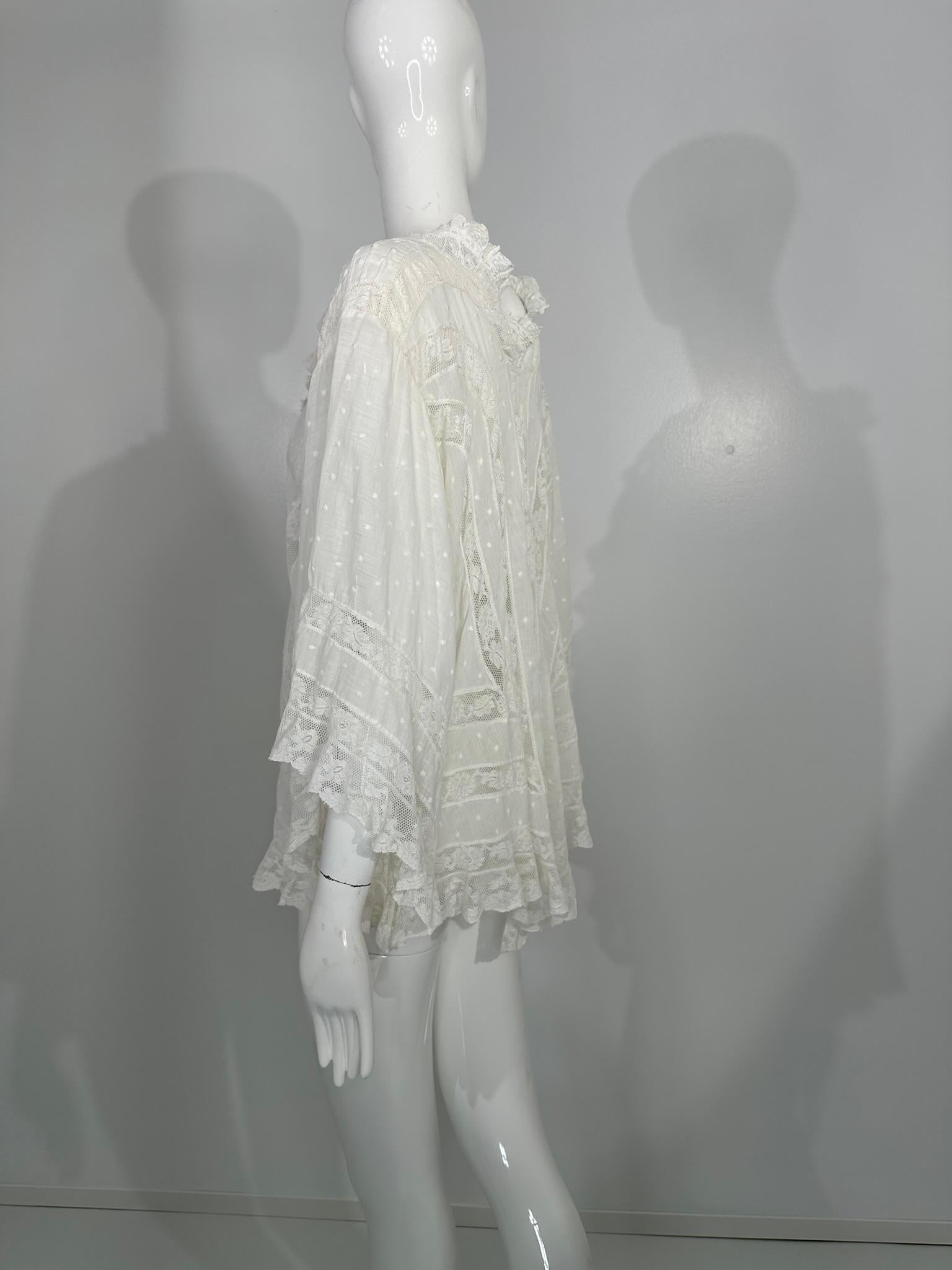 Weißer viktorianischer Spitzeneinsatz Baumwollbatist Glockenärmel-Dessousjacke 1890er Jahre im Angebot 2