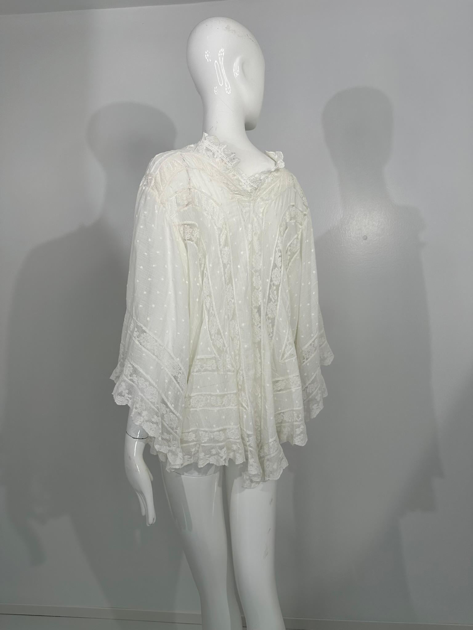 Weißer viktorianischer Spitzeneinsatz Baumwollbatist Glockenärmel-Dessousjacke 1890er Jahre im Angebot 3