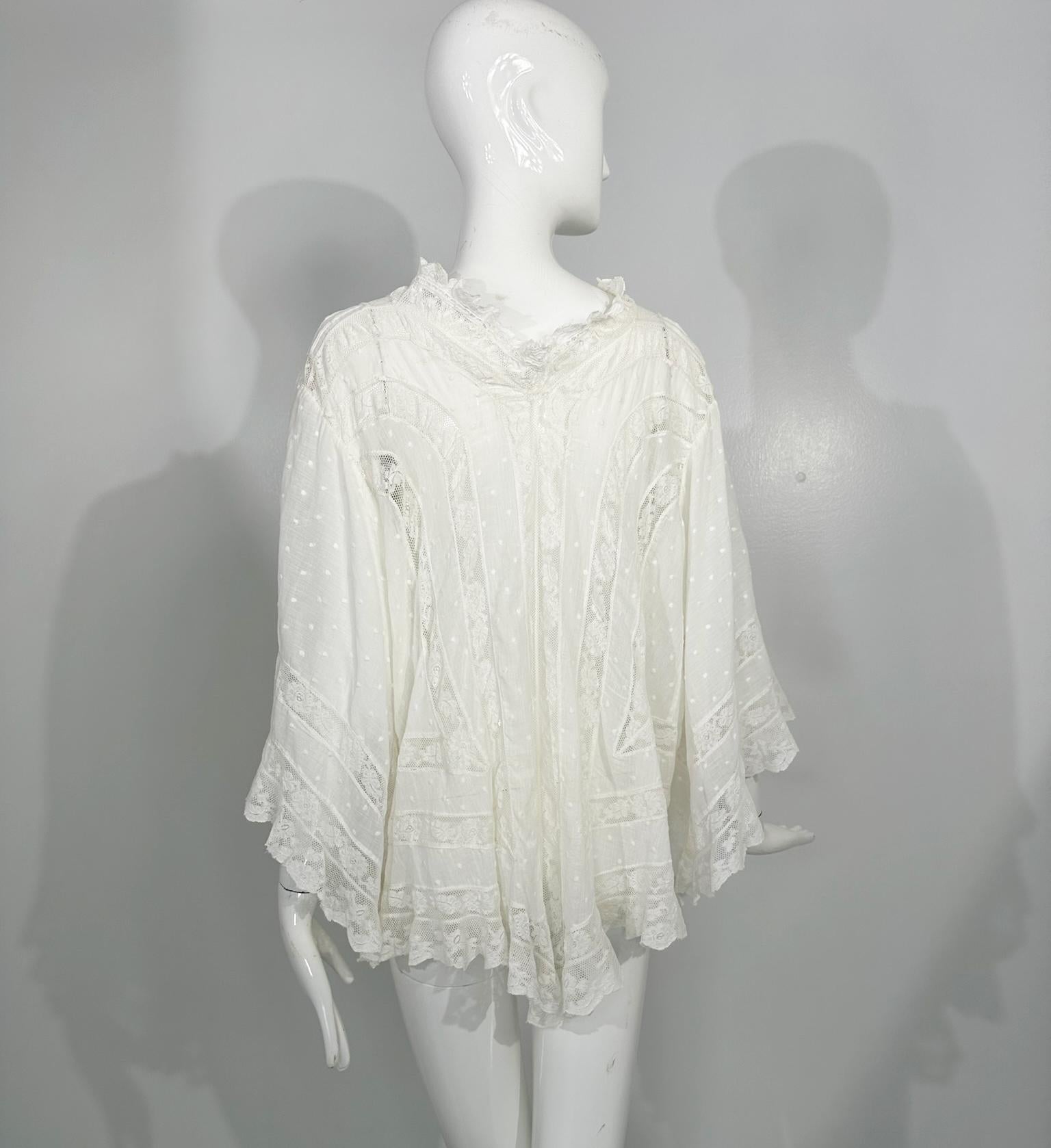 Weißer viktorianischer Spitzeneinsatz Baumwollbatist Glockenärmel-Dessousjacke 1890er Jahre im Angebot 4