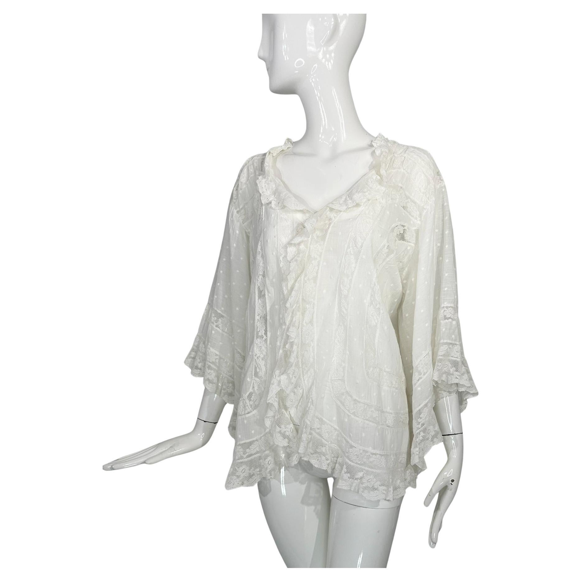 Weißer viktorianischer Spitzeneinsatz Baumwollbatist Glockenärmel-Dessousjacke 1890er Jahre im Angebot