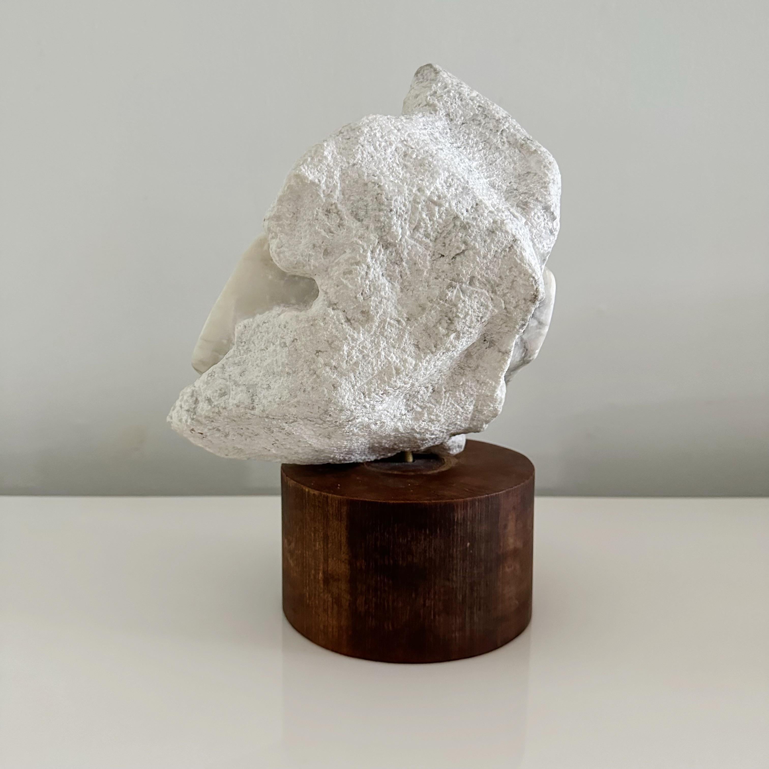 Américain Sculpture vintage abstraite en marbre blanc sur socle en bois en vente