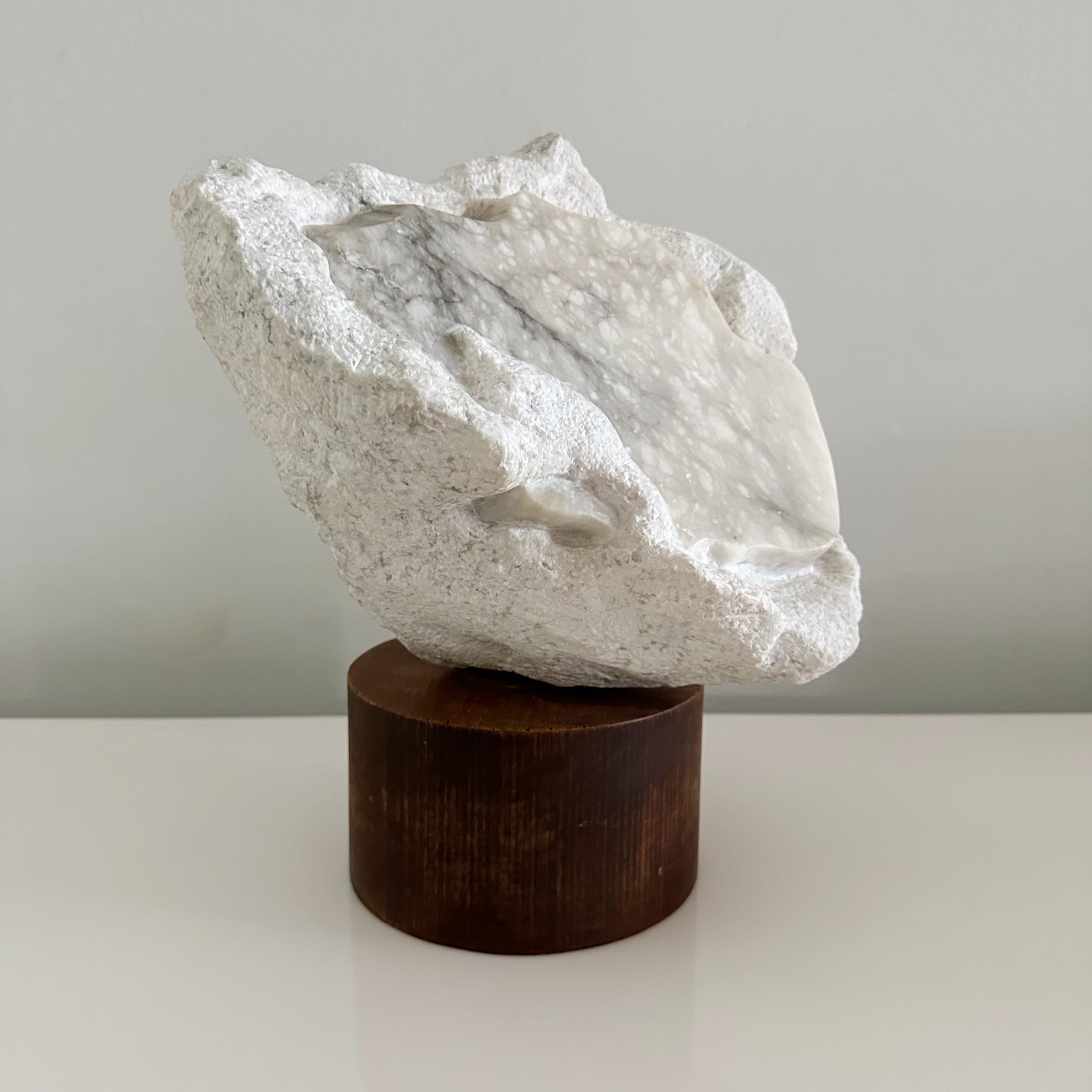 Sculpté à la main Sculpture vintage abstraite en marbre blanc sur socle en bois en vente