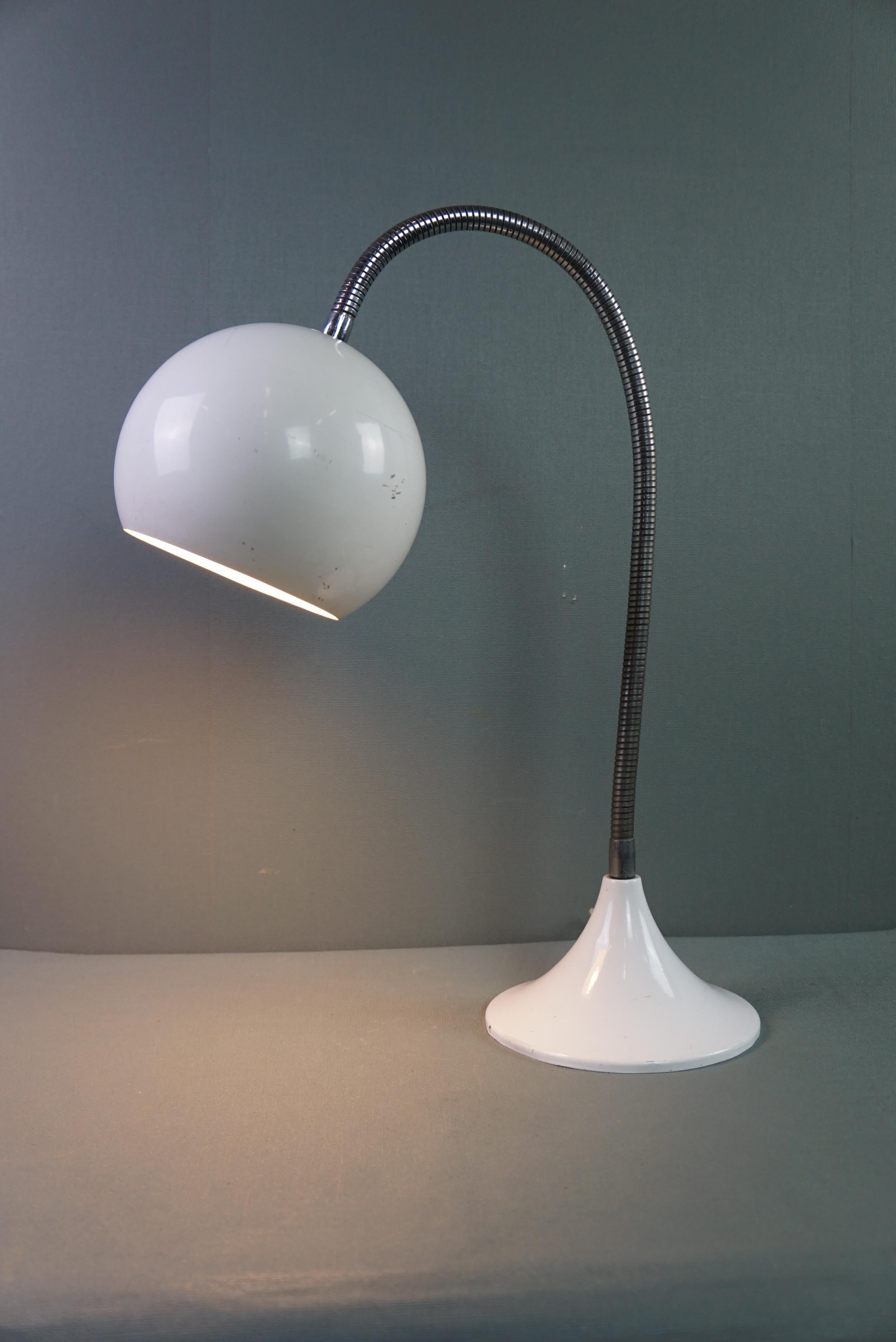 Offered is this vintage adjustable white desk lamp.

Add this beautifully shaped desk lamp with a bendable gooseneck to your collection. This item is perfect for your office, bedroom or family room.

This fixture has an E27 fitting (light source is