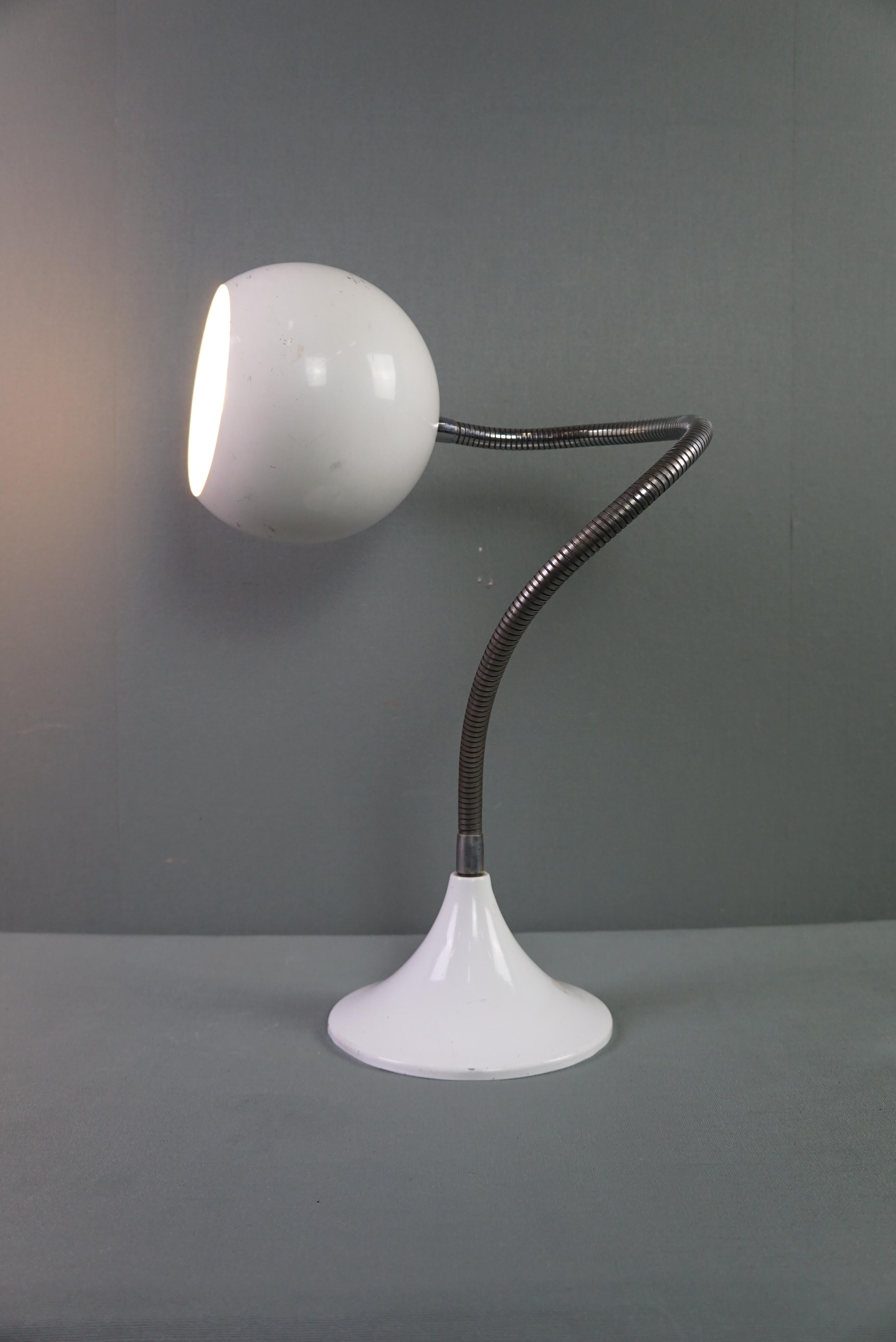 White vintage bendable metal desk lamp In Fair Condition For Sale In Harderwijk, NL