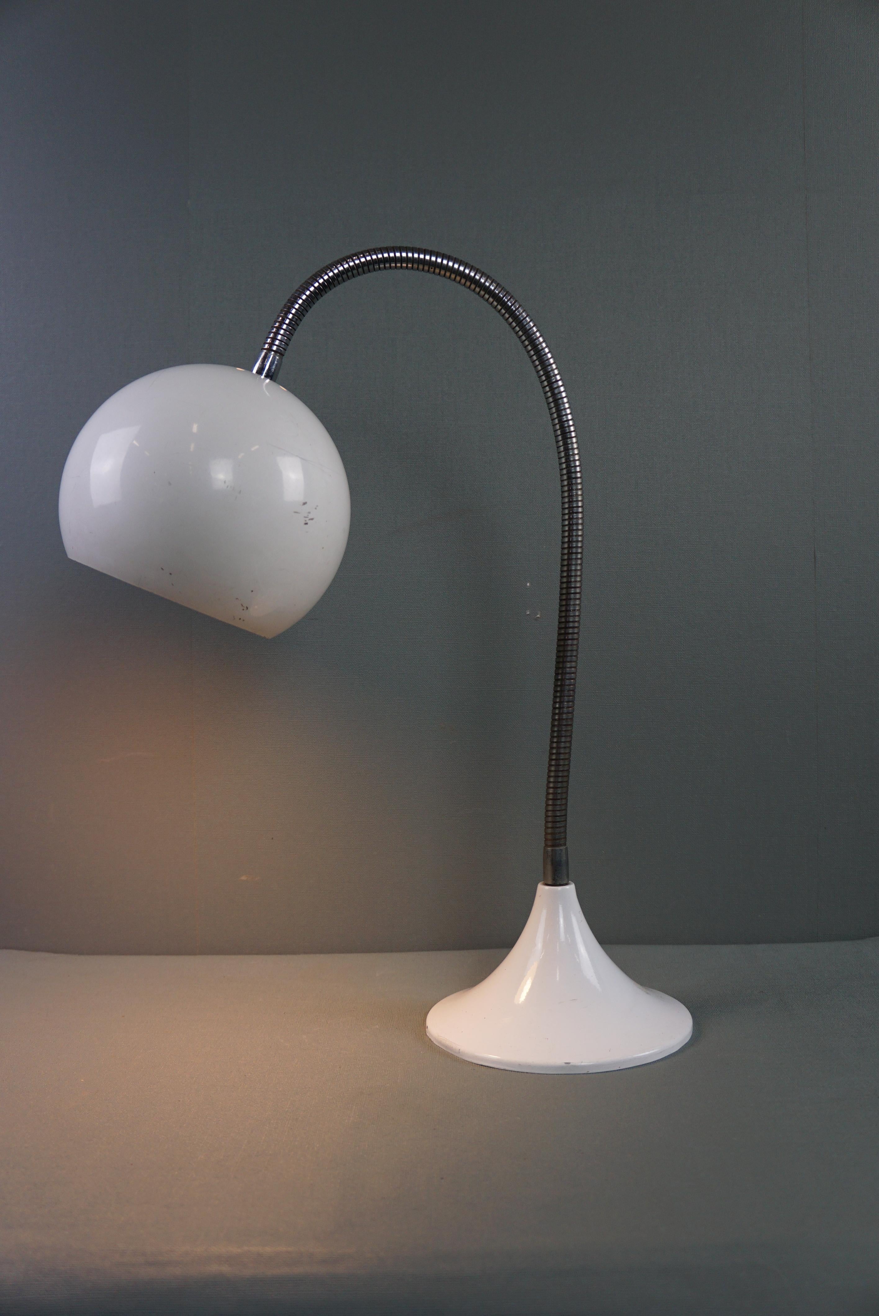 Métal Lampe de bureau vintage blanche résistante en métal en vente