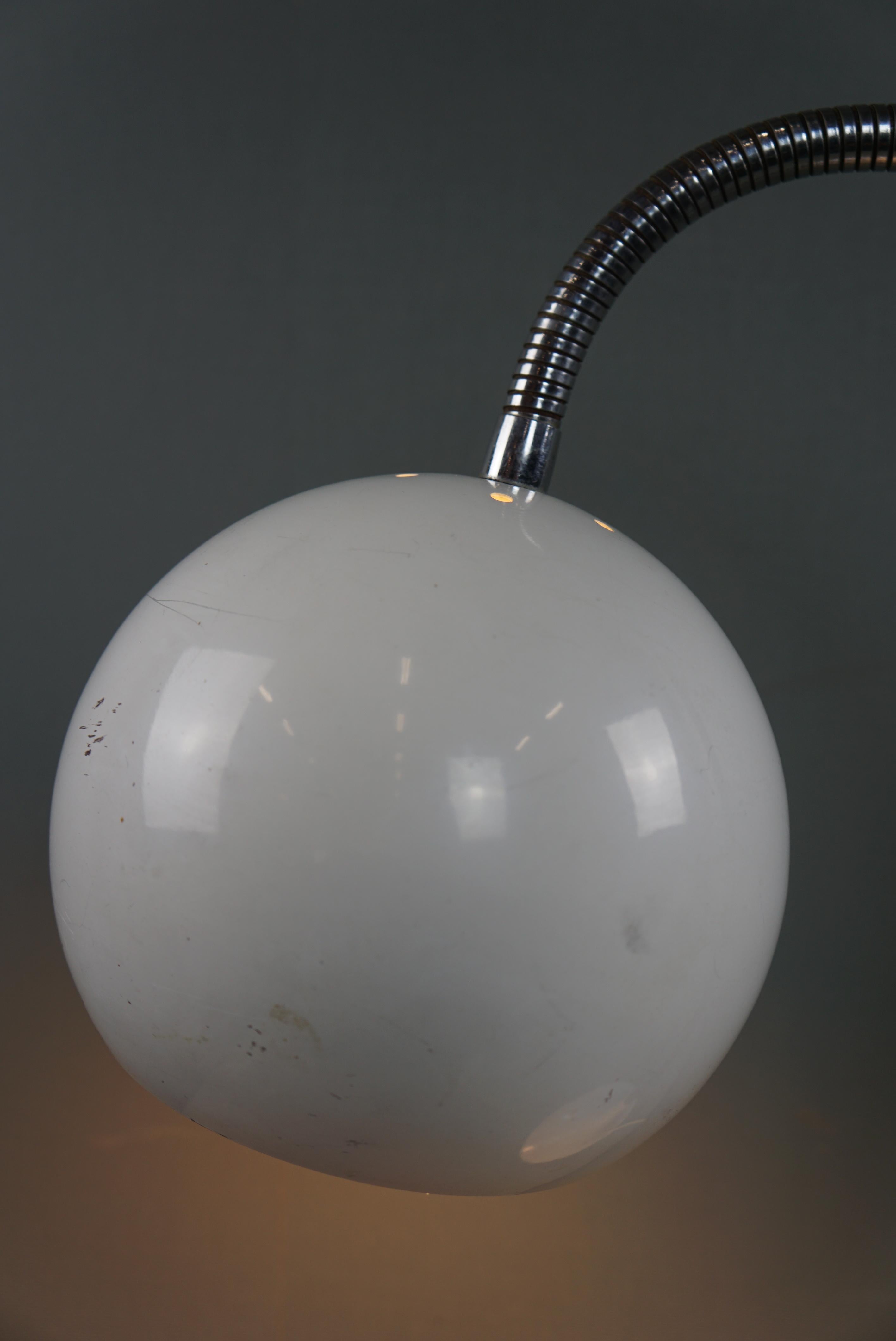 Lampe de bureau vintage blanche résistante en métal en vente 1