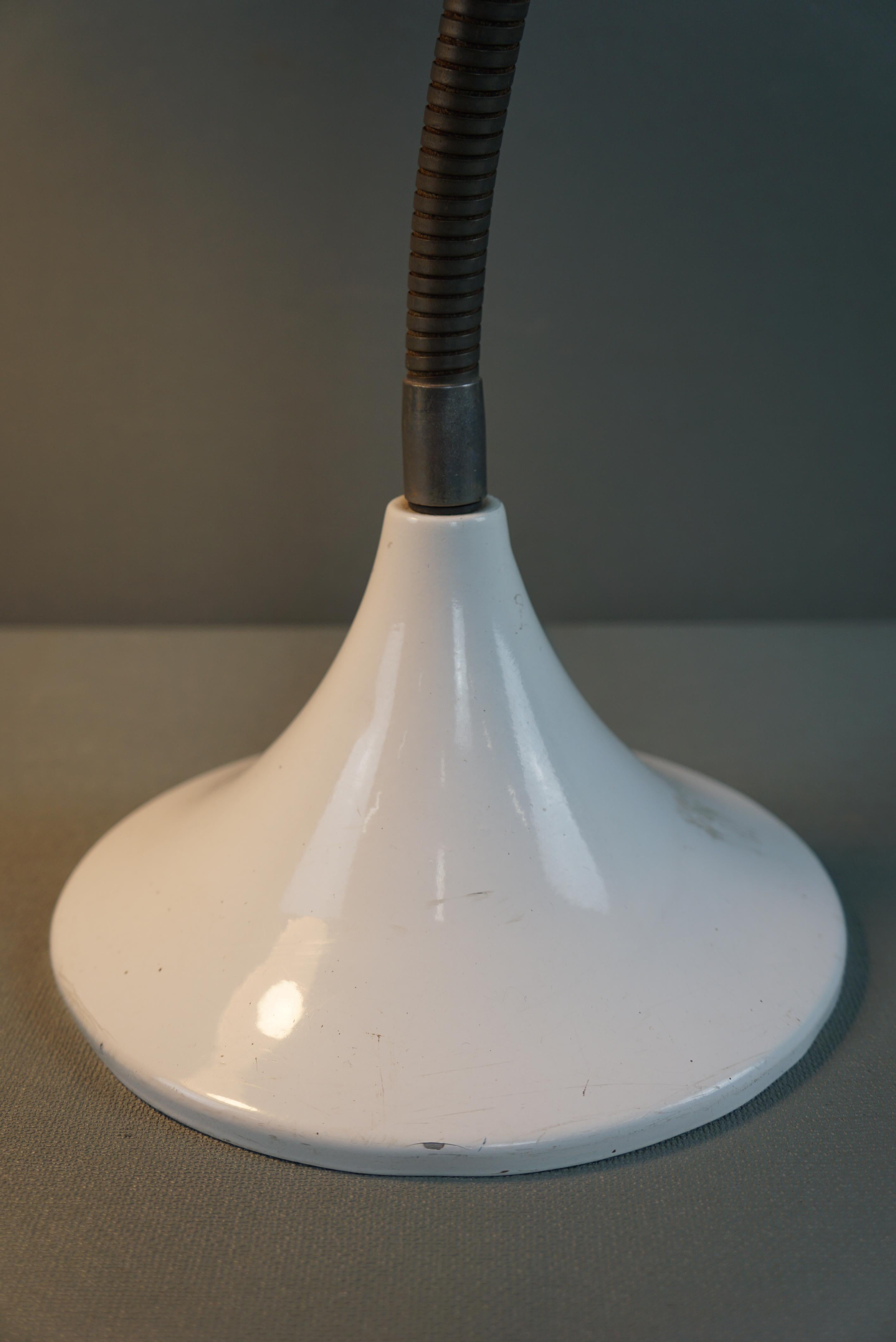 Lampe de bureau vintage blanche résistante en métal en vente 2