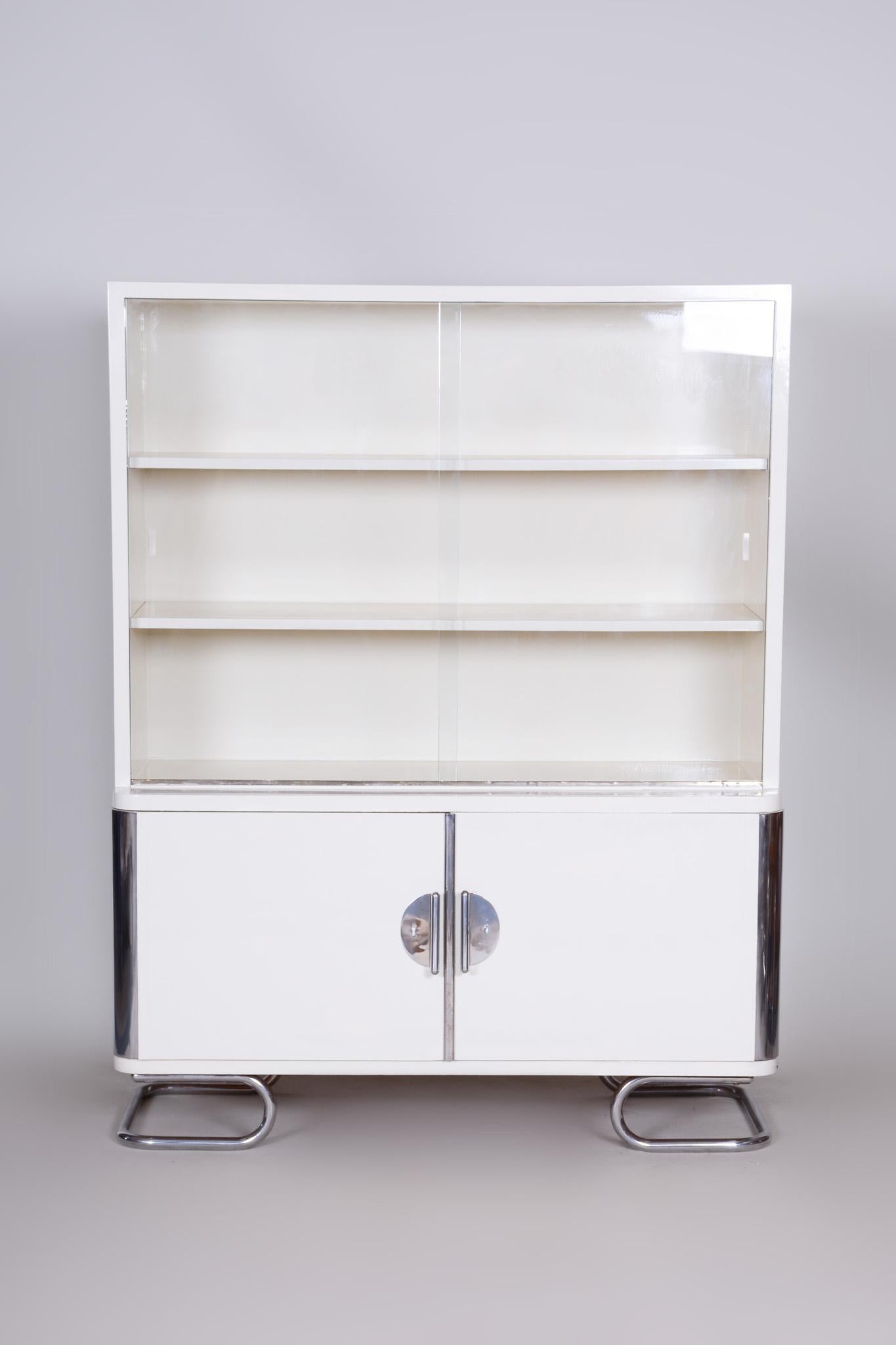 20th century Art Deco Bauhause display bookcase
Completely restored.
Material: Chrome-plated steel and lacquered wood
Source: Czechia (Czechoslovakia)
Period: 1930-1939.
Maker: Vichr and Spol.





 